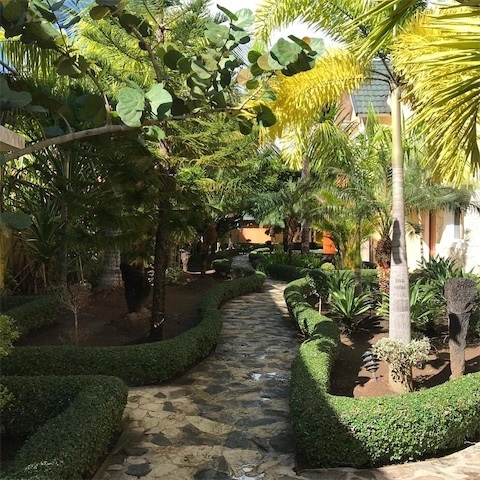 casas vacacionales y villas - Venta de Villa duplex en Bavaro punta cana con piscina y patio 5