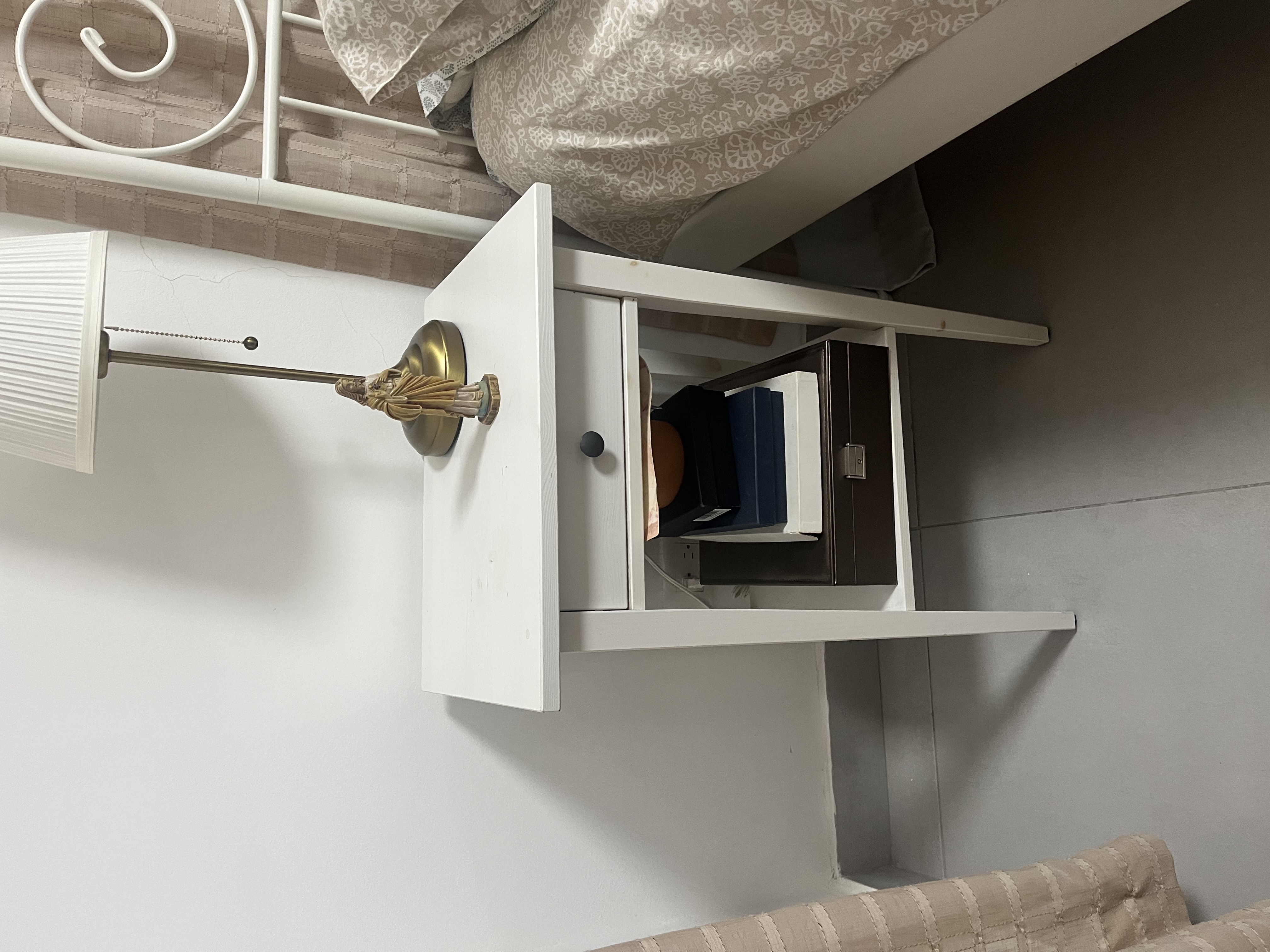 muebles y colchones - Vendo Cama Queen y Mesitas de Noche 3