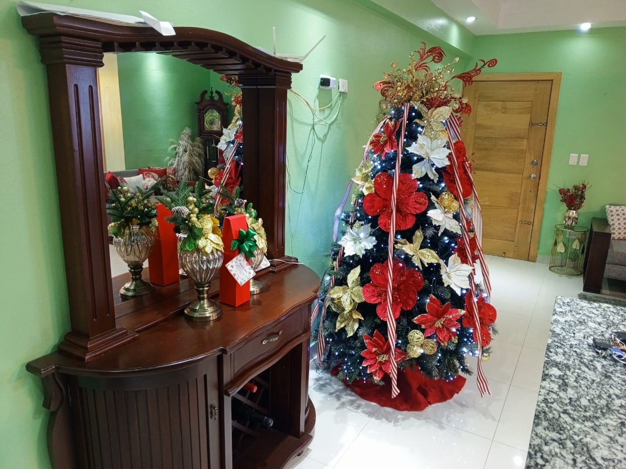 apartamentos - Apartamento Segundo nivel con terraza y parqueos techados, con su titulo (Altagr 4