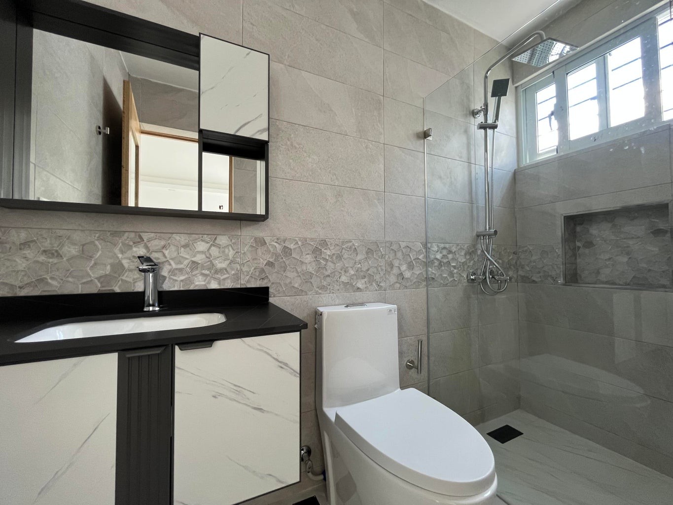 casas - En Alquiler Hermosa Casa Remodelada Con Amplios espacios de Tres Habitaciones. 4