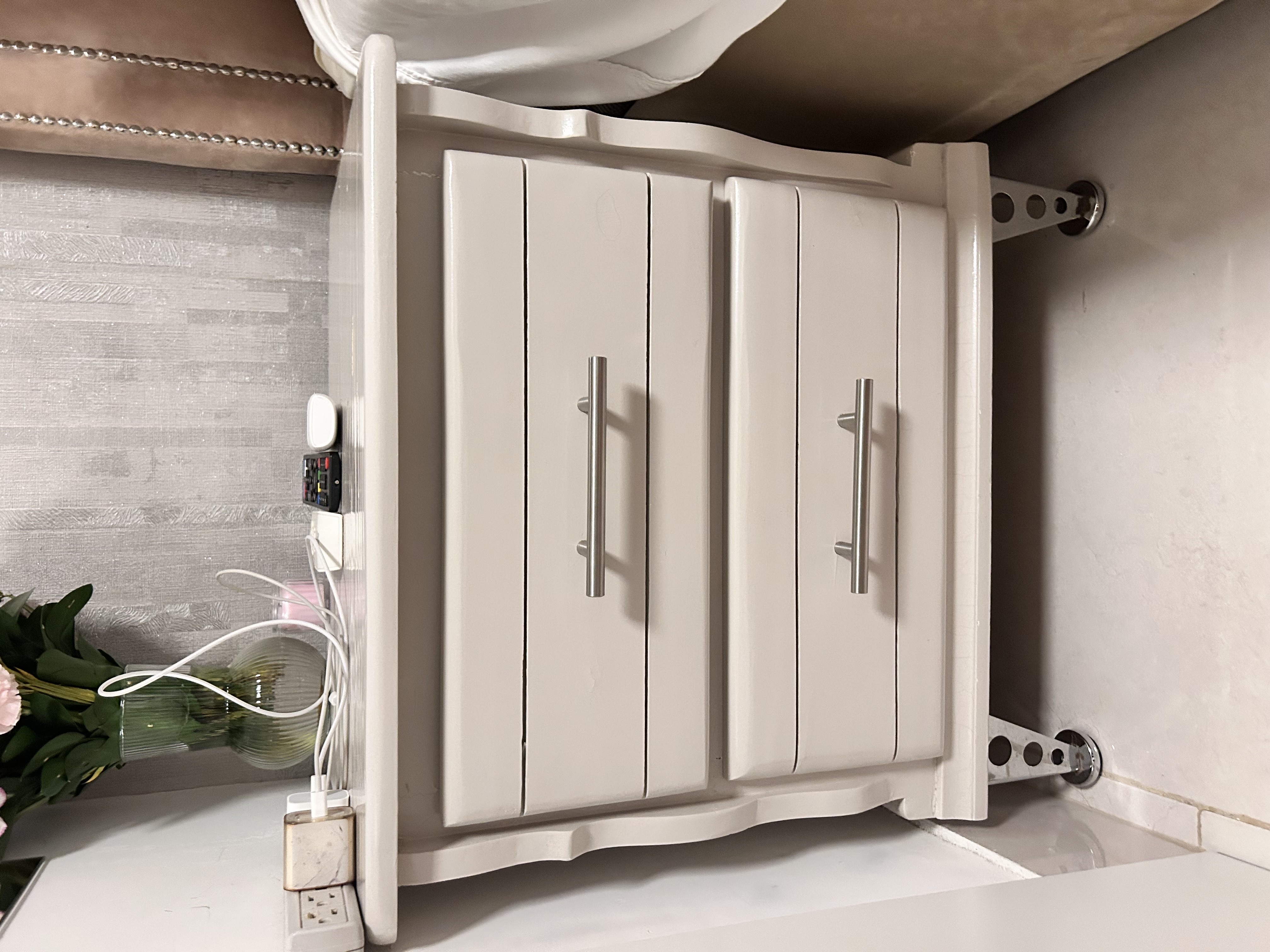 decoración y accesorios - Mesa de noche funcional y delicada  0