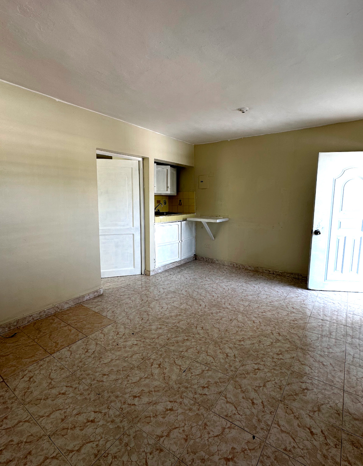 apartamentos - Apto estudio pequeño 3er nivel en Sto. Dgo. Este – Incluye agua y luz 💡  3