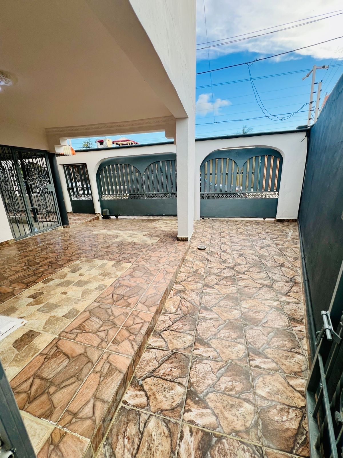 casas - venta de casa en la charles de Gaulle próximo a la sirena Santo Domingo este  1