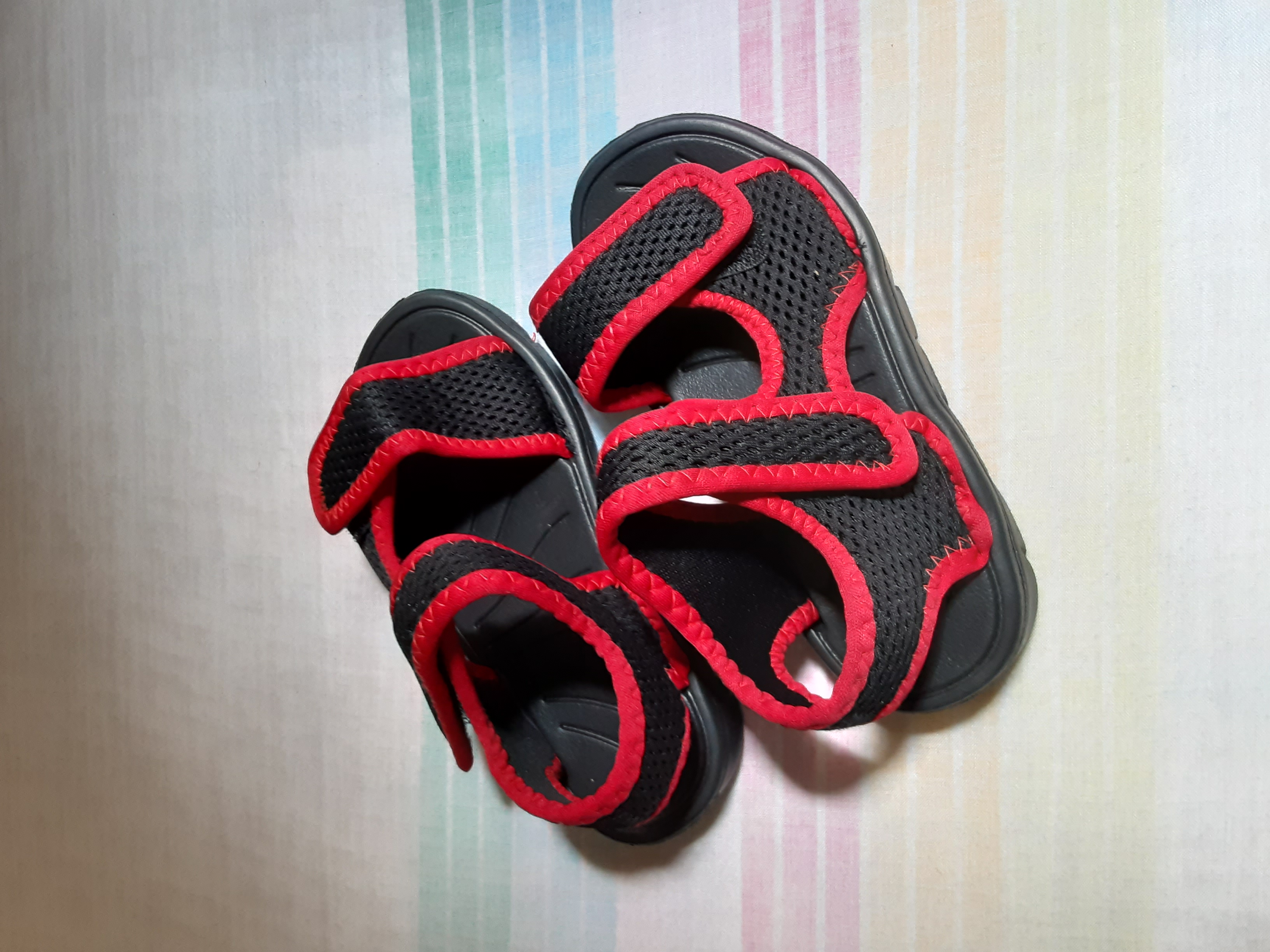 ropa y zapatos - Sandalias para niño. 1