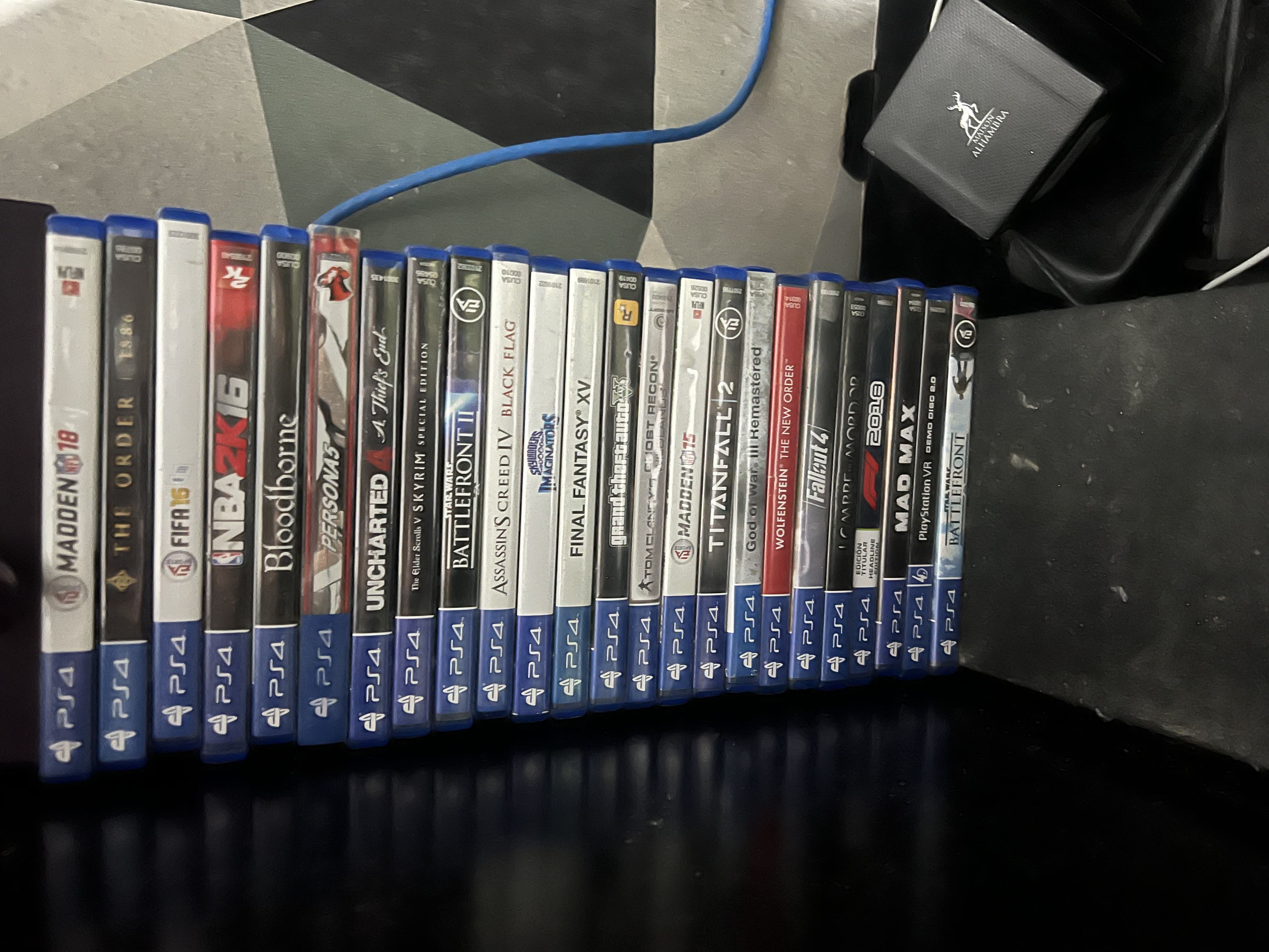 consolas y videojuegos - Vendo play 4 Slim en buenas condiciones , y cinta