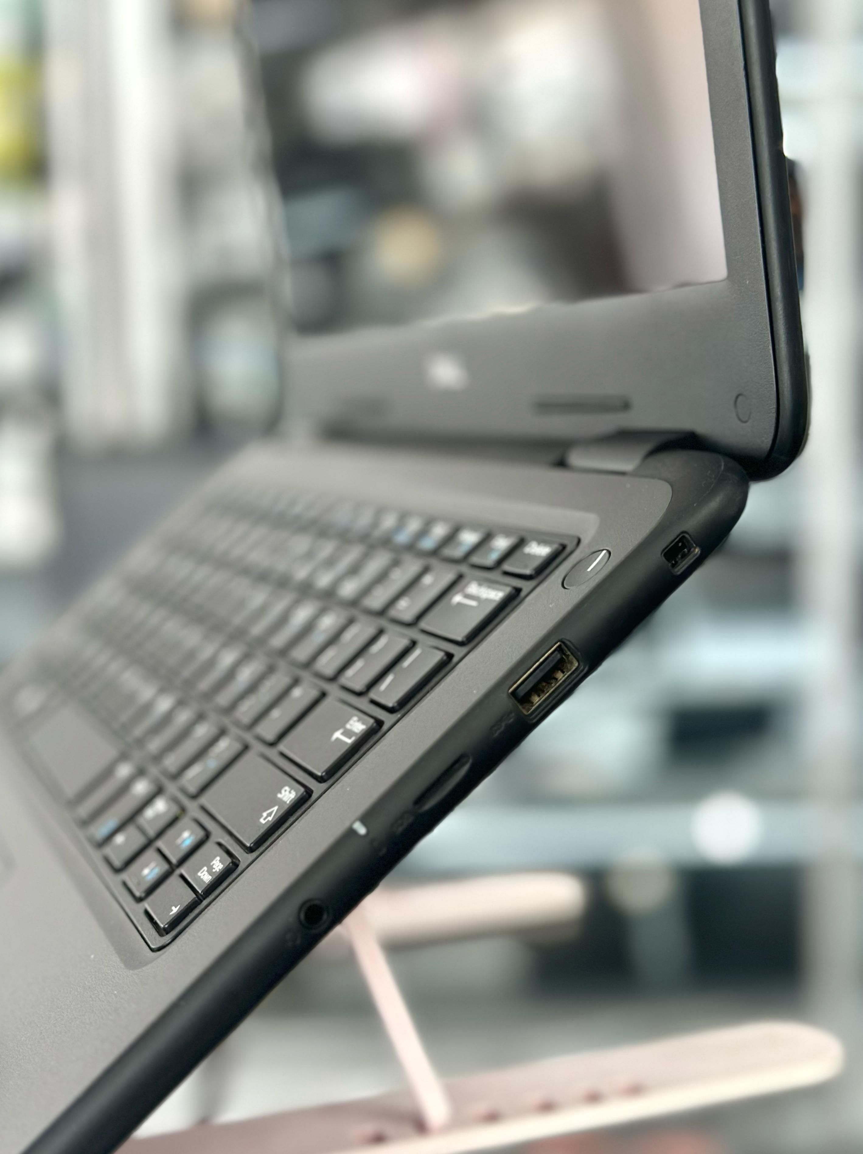 computadoras y laptops - Laptop Dell Touch 8RAM 128GB SSD 3