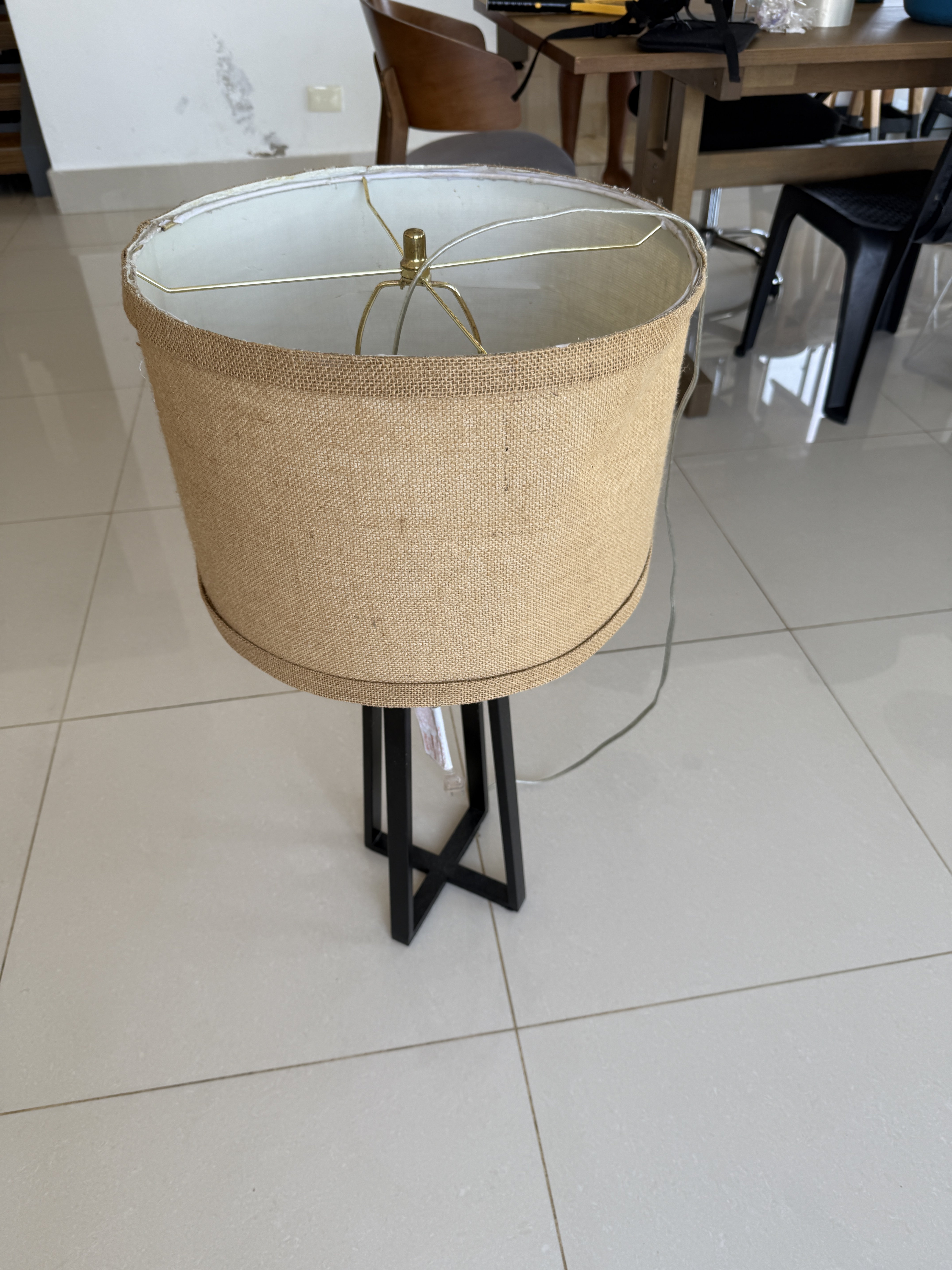 decoración y accesorios - SE VENDE LÁMPARA DE MESA CON BASE METÁLICA NEGRA 0