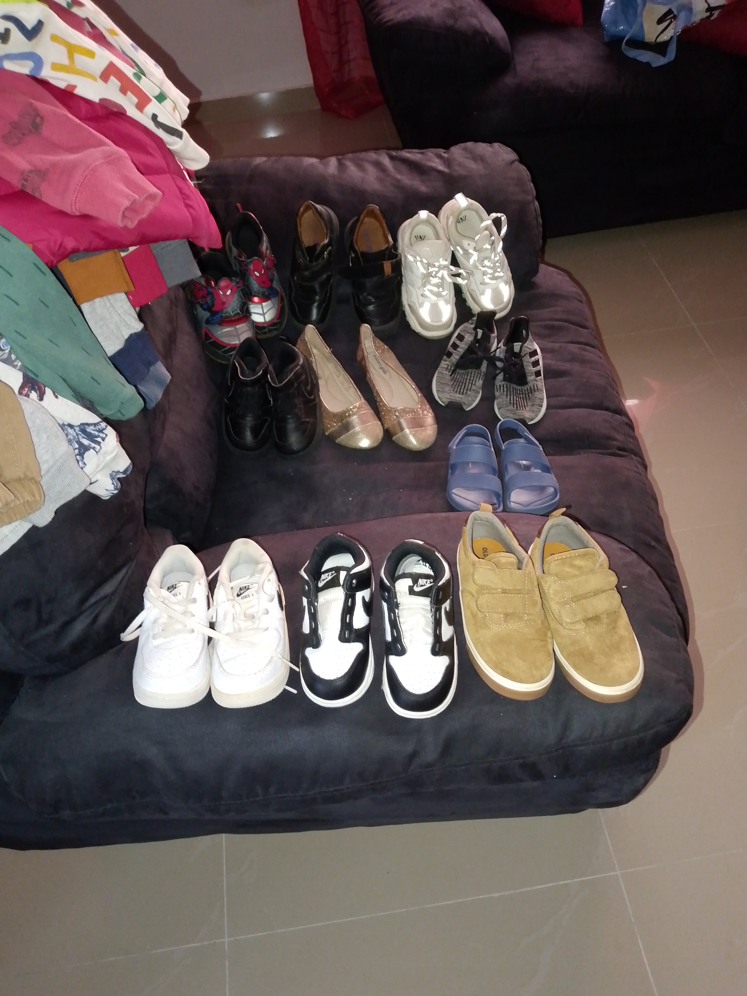 zapatos para mujer - Vendo caja de ropa que contiene cortinas y ropa 