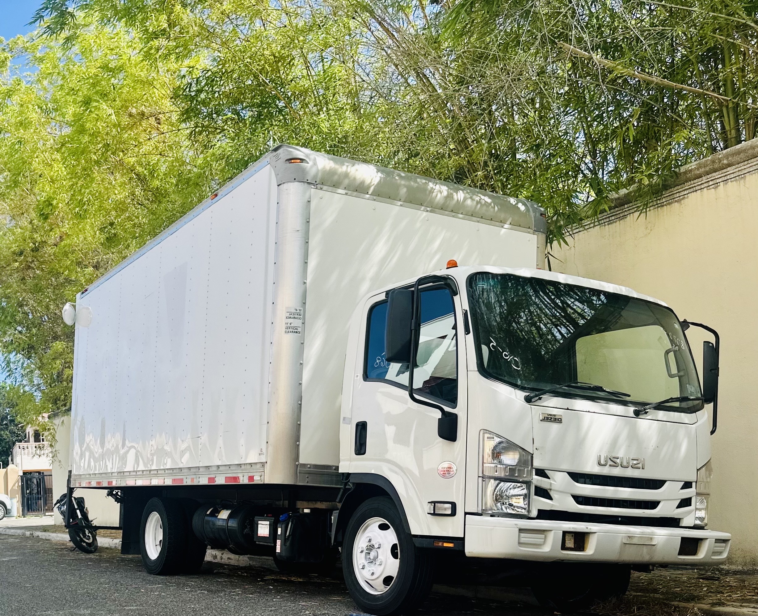 camiones y vehiculos pesados - Camion Isuzu nqr diesel 2019  0