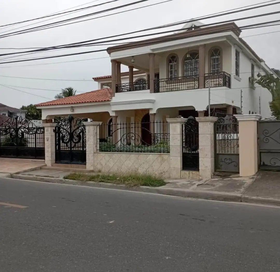casas - Vendo una amplia y hermosa casa en Anamelia higüey 0