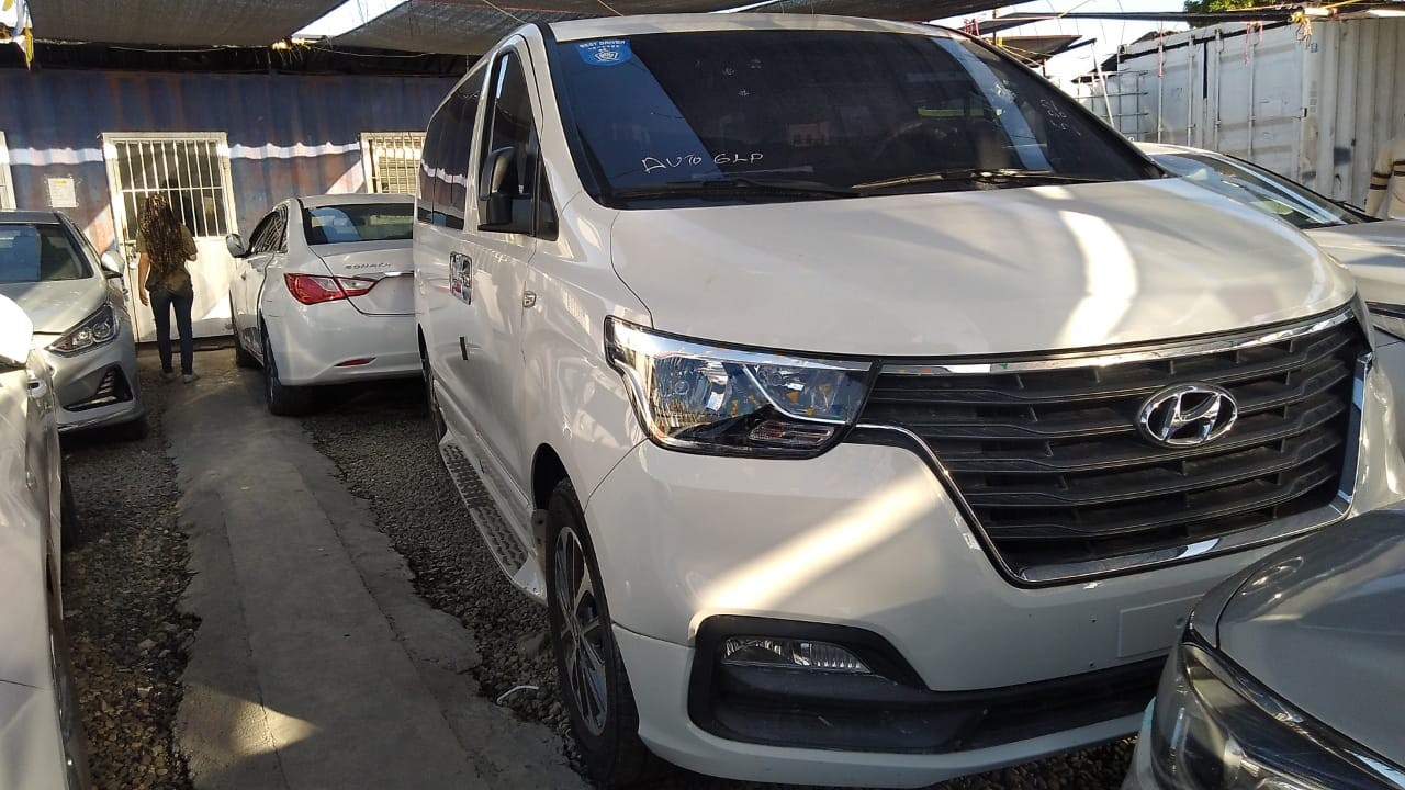 jeepetas y camionetas - HYUNDAI GRAND STAREX 2020 BLANCA 3