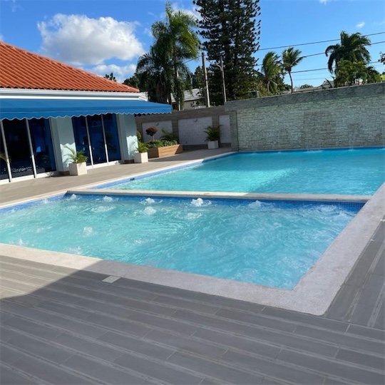 casas - Casa de lujo de 2400mts con piscina en la prolongación 27 de febrero 4