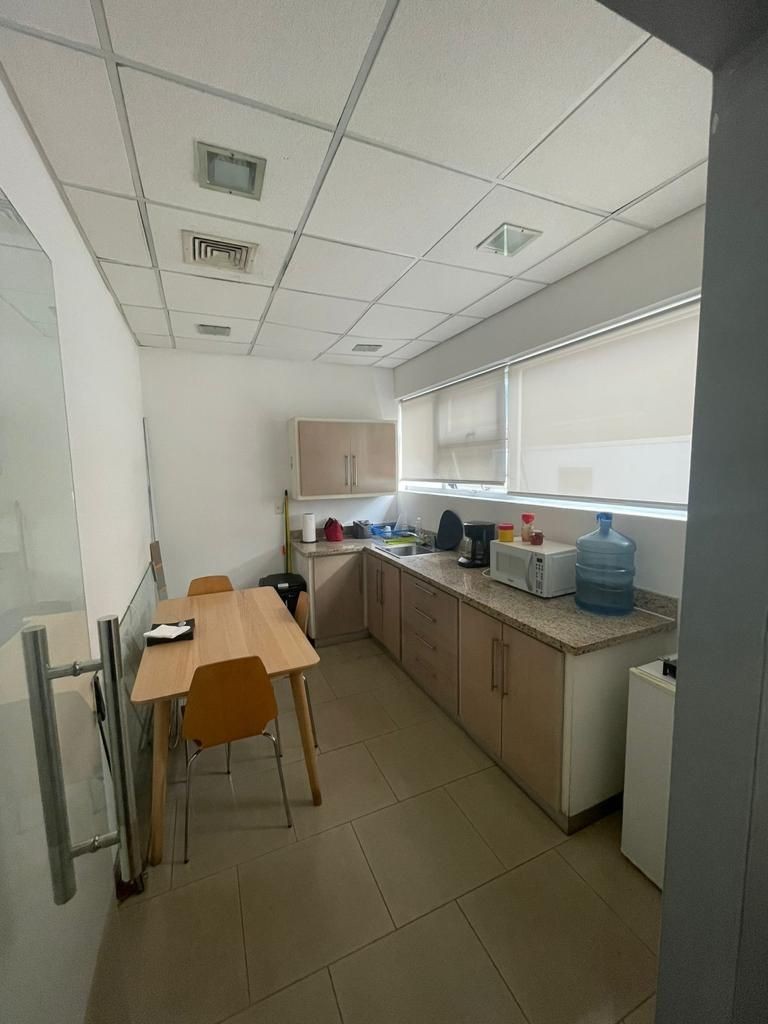 oficinas y locales comerciales - Piantini local de 174m2 2do piso 7 parqueos 7