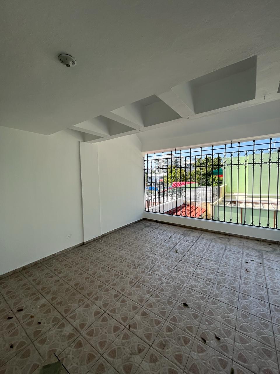 casas - EN VENTA AMPLIA CASA  EN LA CASTELLANA  Solar 499. 0