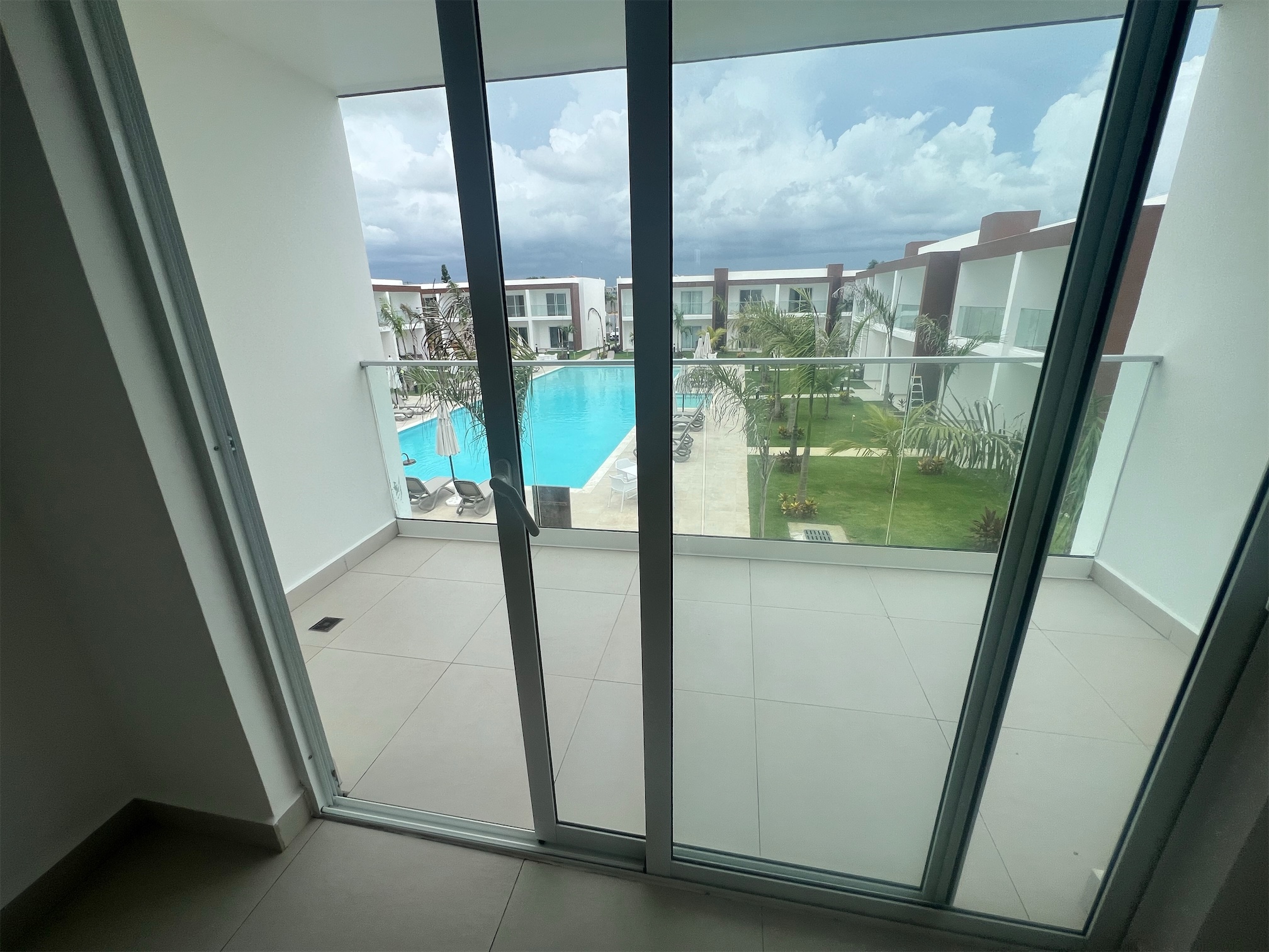 casas vacacionales y villas - Venta de Villa lista con piscina a 1 minuto de la playa en boca chica 6