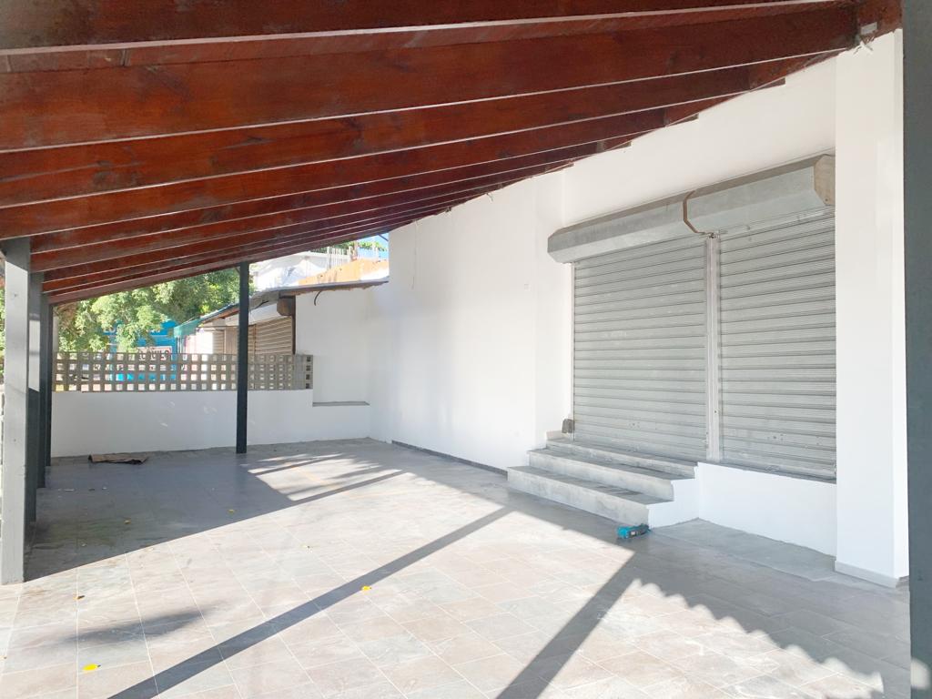 oficinas y locales comerciales - Local esquinero amplio 8