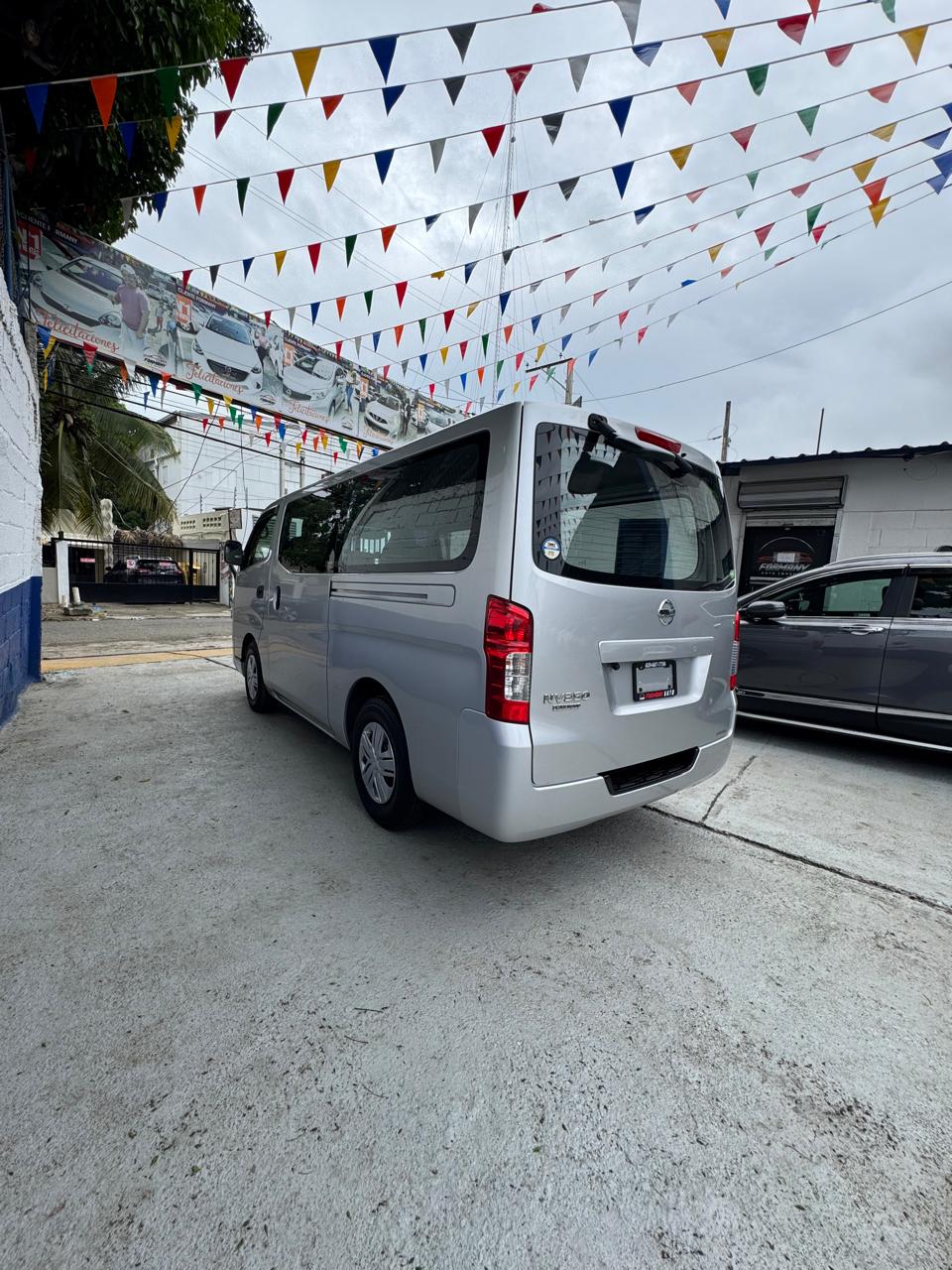 carros - NISSAN CARAVAN NV350 1