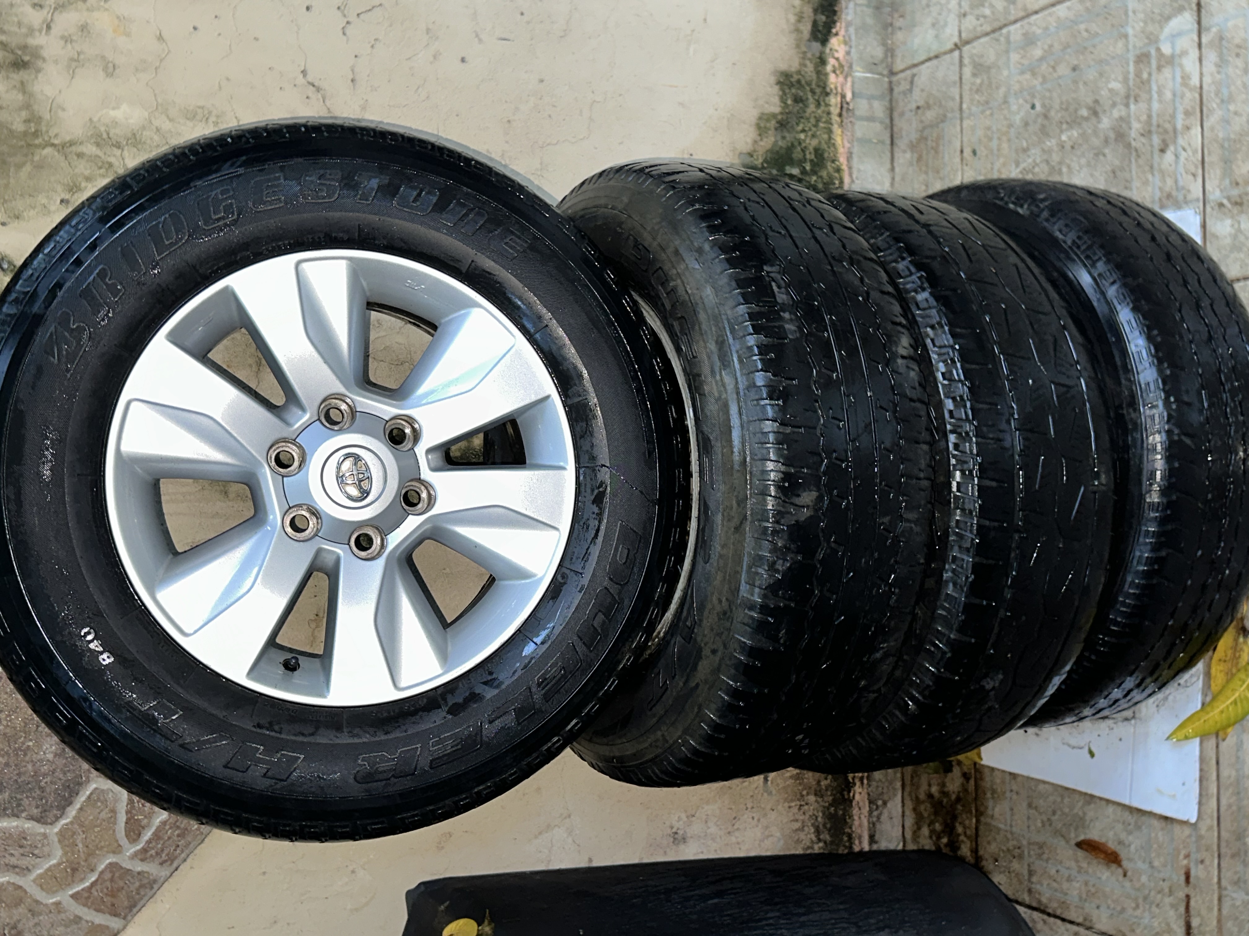 jeepetas y camionetas - Aros y gomas de Toyota Hilux 2020 original R17 1