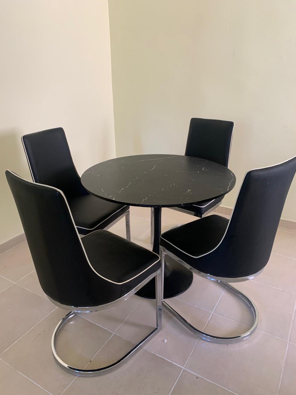 muebles y colchones - Comedor redondo 4 sillas usado como nuevo  0