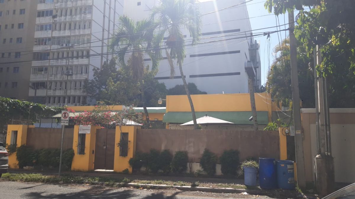 solares y terrenos - Solar en Naco de 1014 metros casi Tiradantes  6