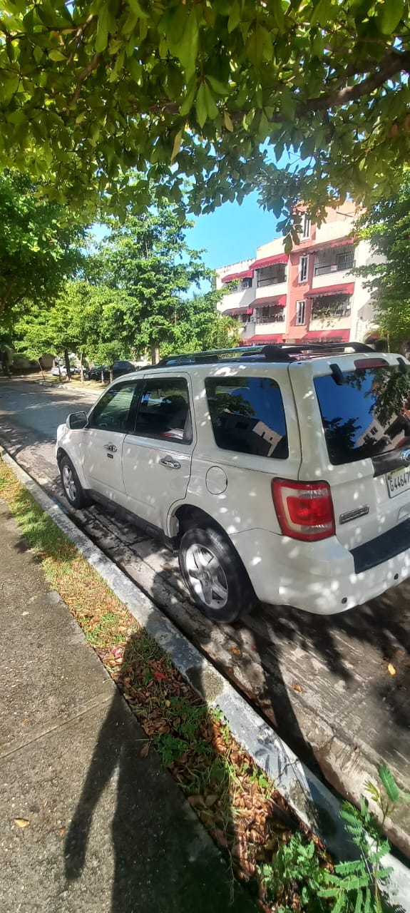 jeepetas y camionetas - Vendo Ford Escape  3