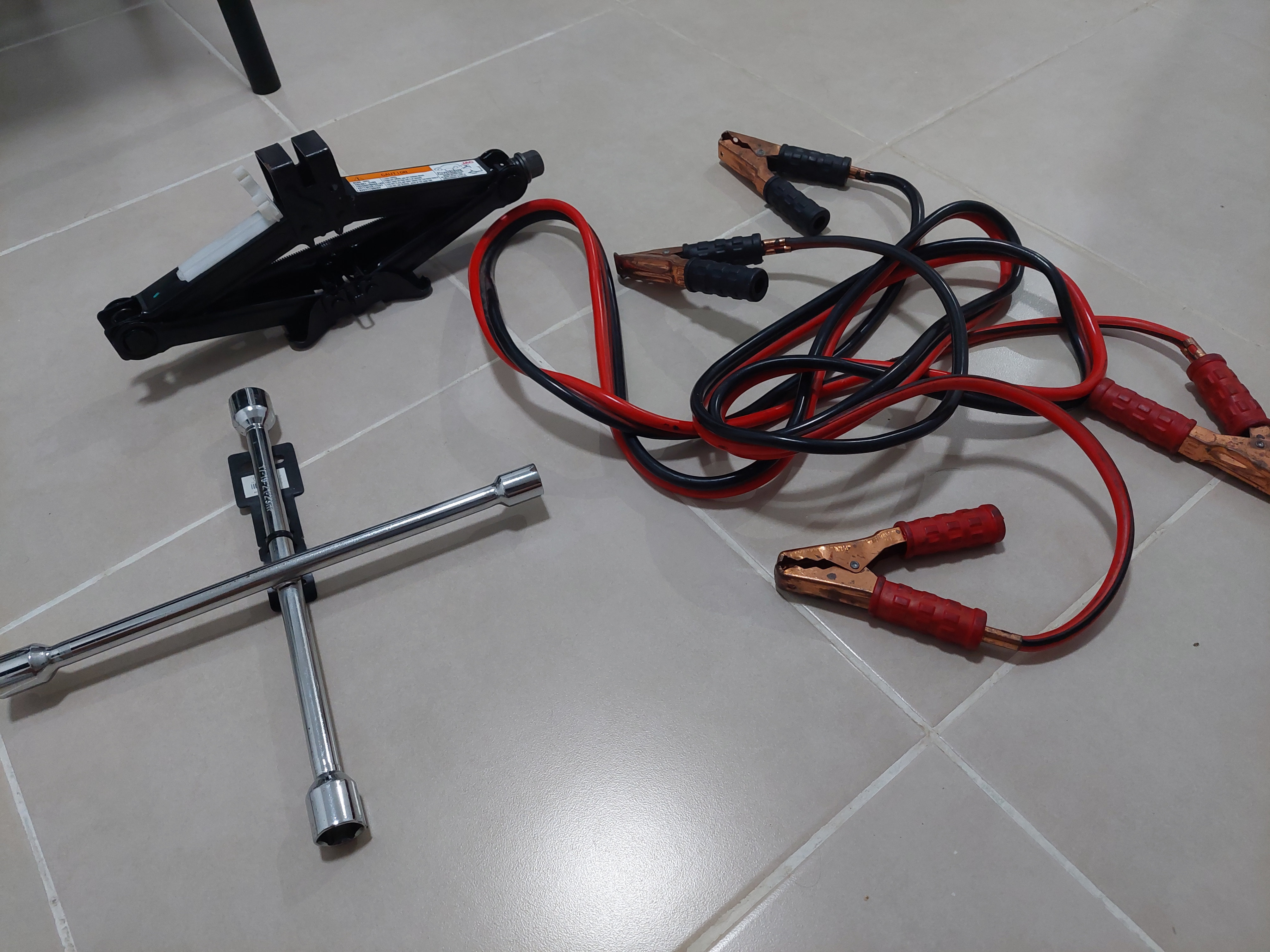 accesorios para vehiculos - Gato Hidraulico
Llave de ruedas nueva
Cables de Jumpear vehiculo