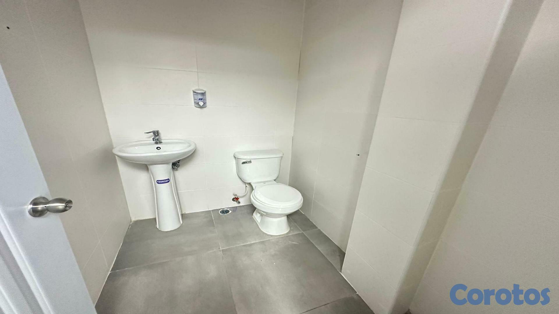 oficinas y locales comerciales - Amplio Local de Oficina en Los Restauradores. 8