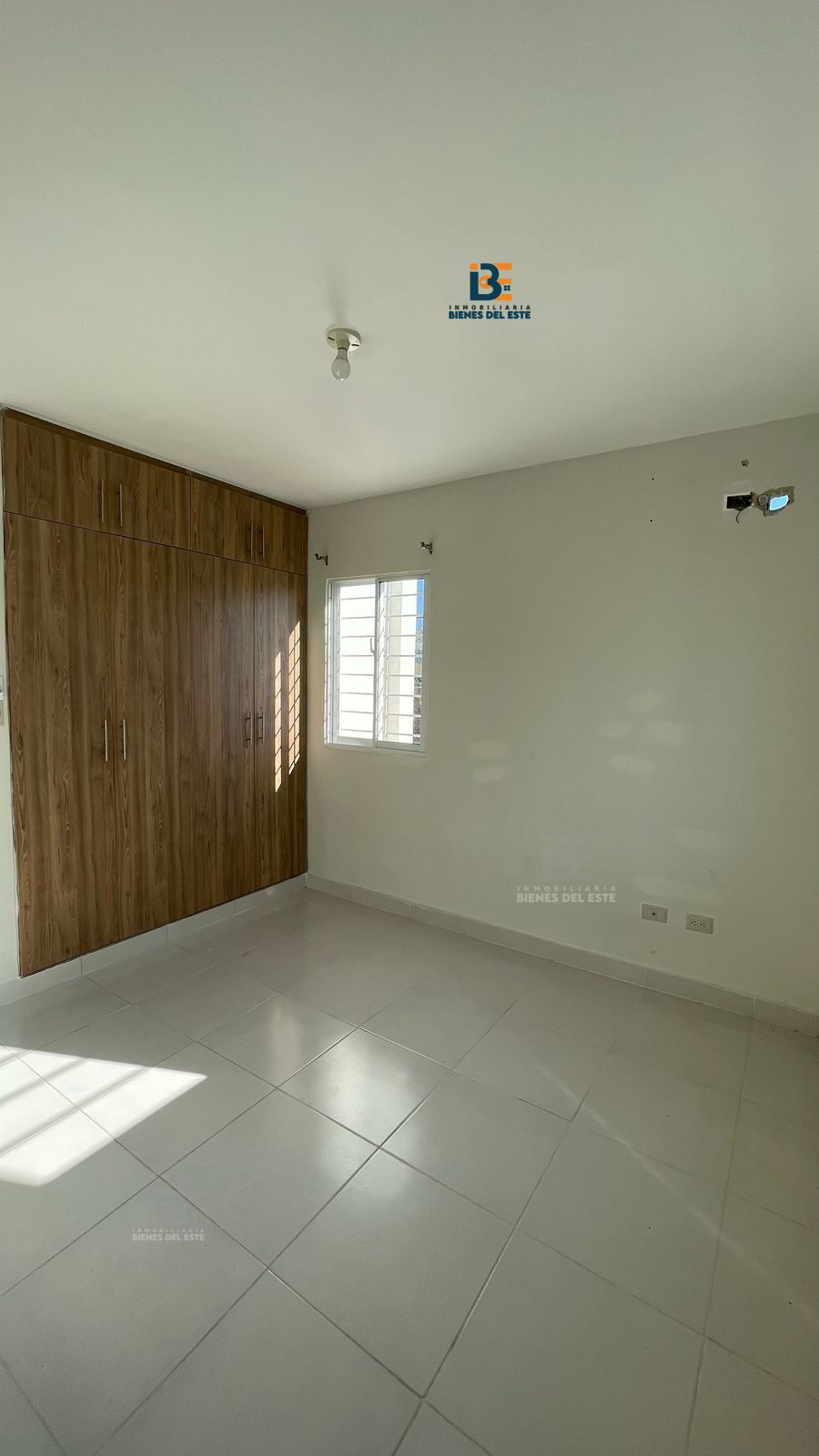 apartamentos -  Alquiler CASA de Tres habitaciones en Residencial 8