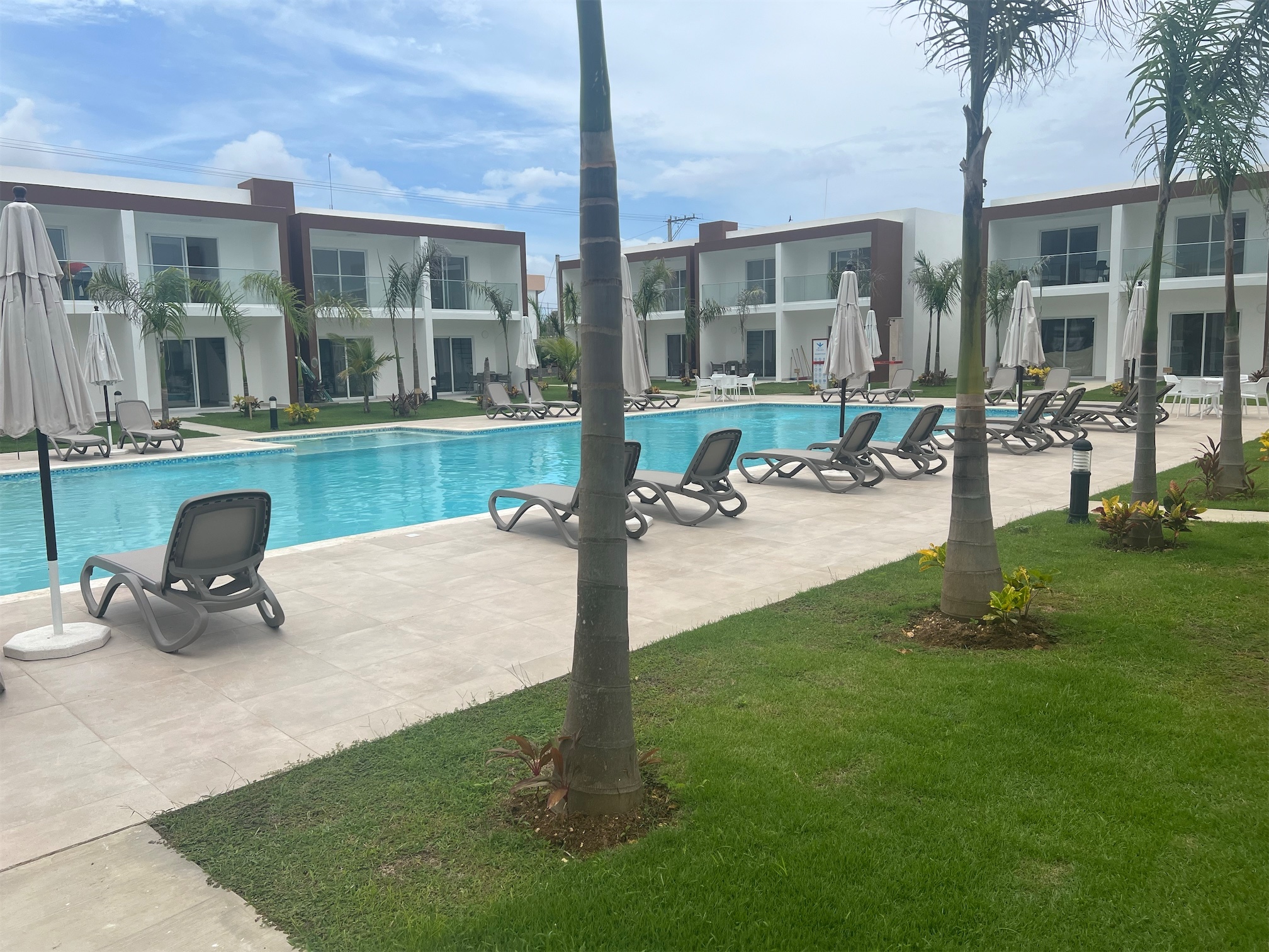 casas vacacionales y villas - Venta de Villa lista con piscina a 1 minuto de la playa en boca chica 4