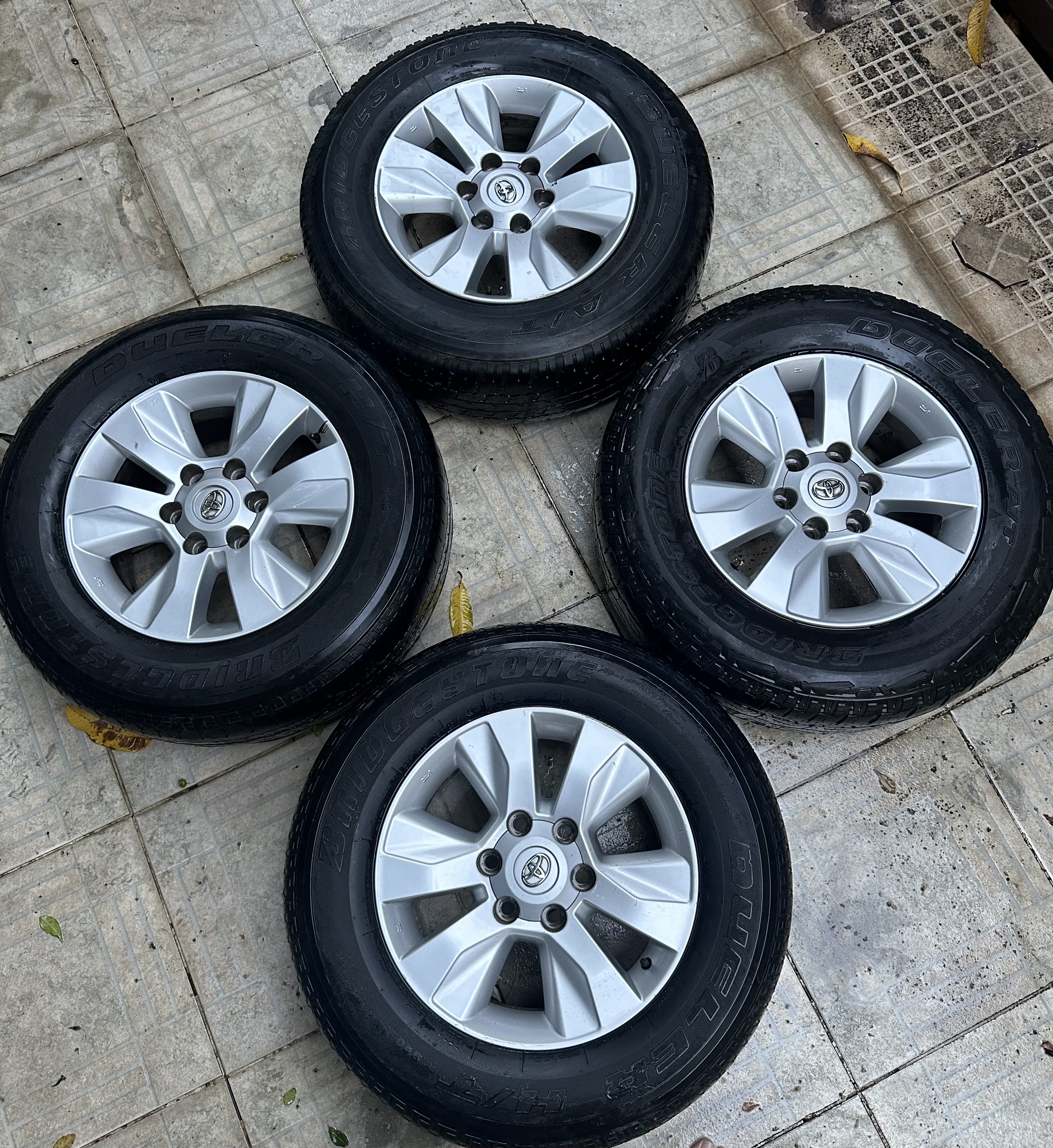jeepetas y camionetas - Aros y gomas de Toyota Hilux 2020 original R17 2