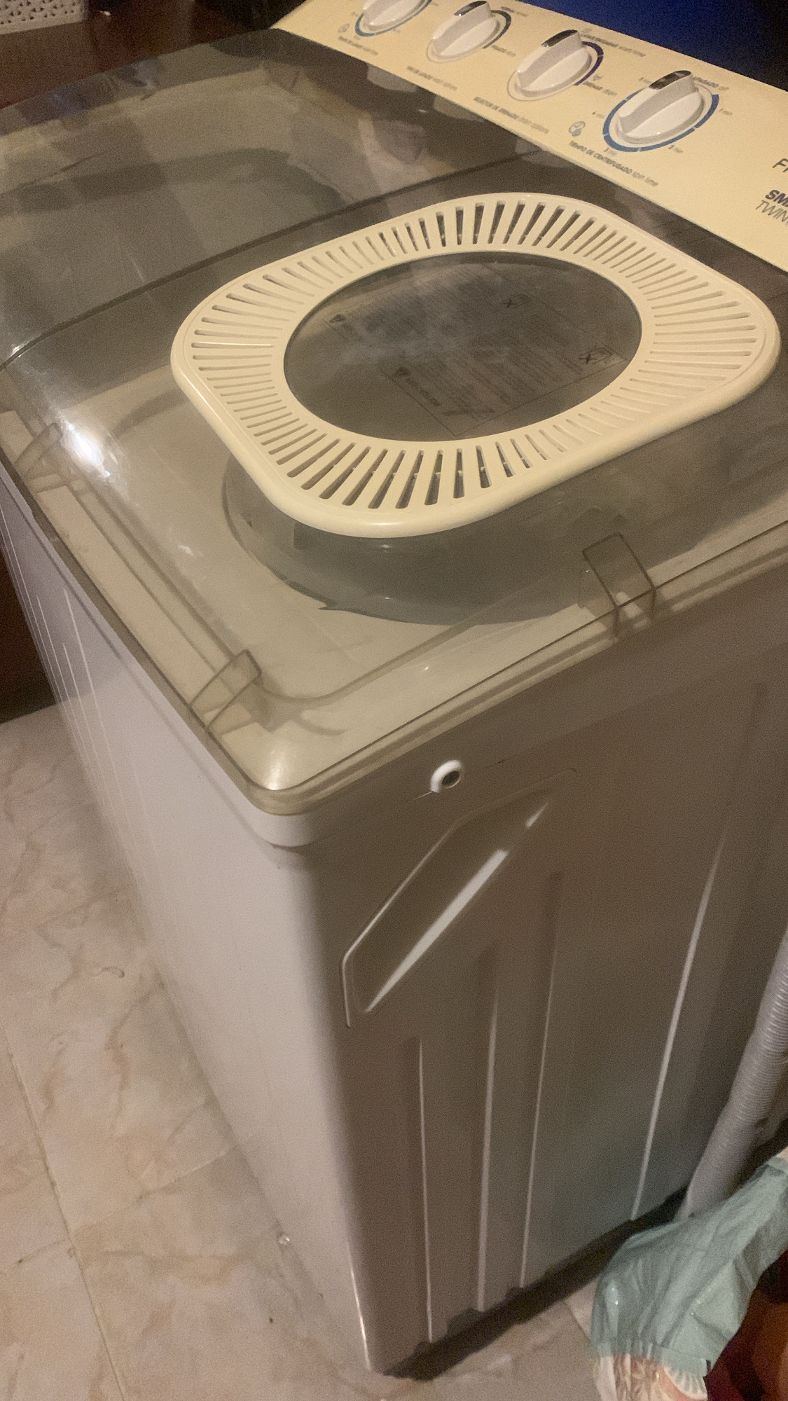 muebles y colchones - Lavadora frigidaire de 28 libras  4