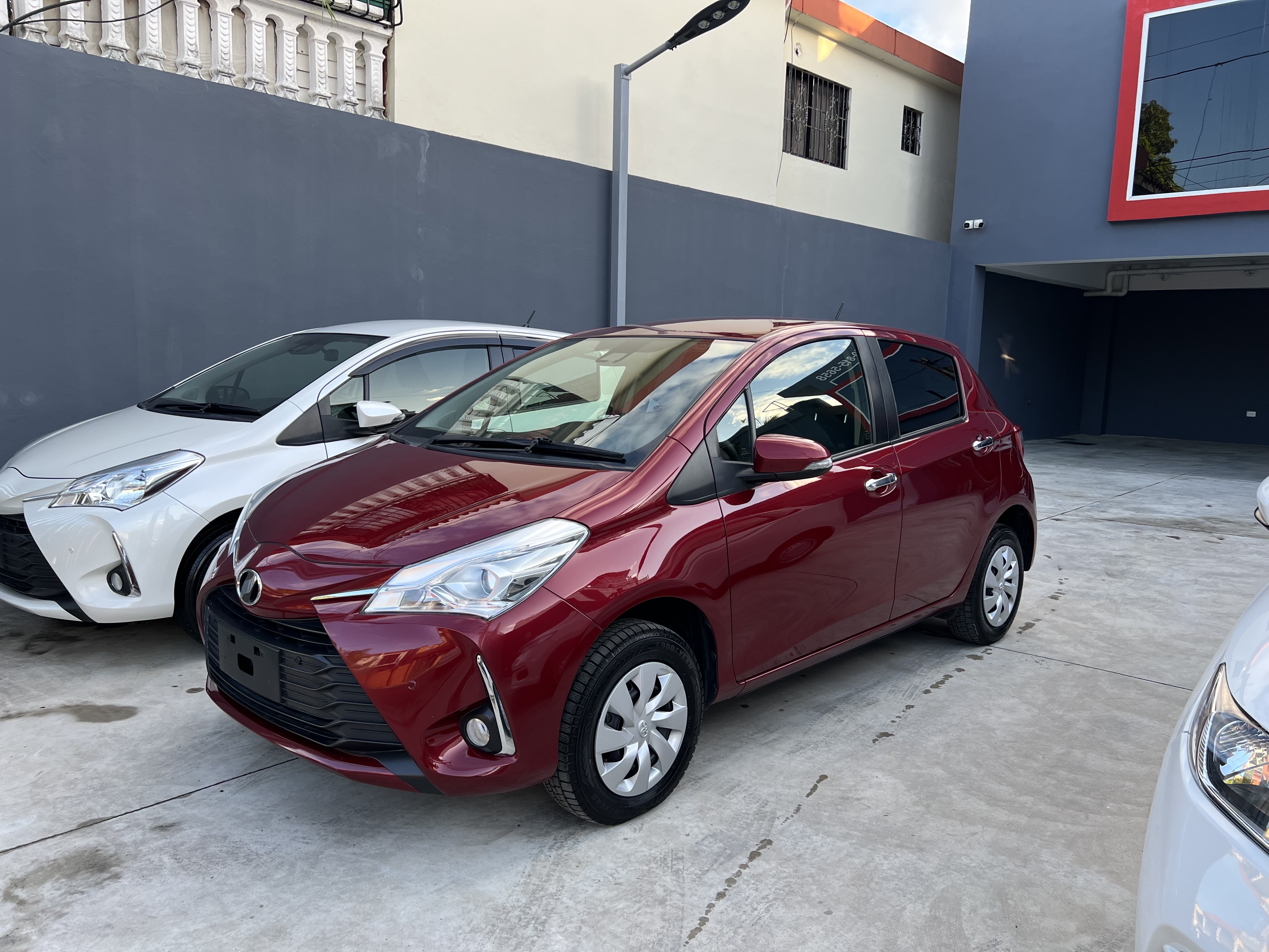 carros - TOYOTA VITZ 2019 CÁMARA DE REVERSA LLAVE INTELIGENTE RECIÉN IMPORTADO FULL 0