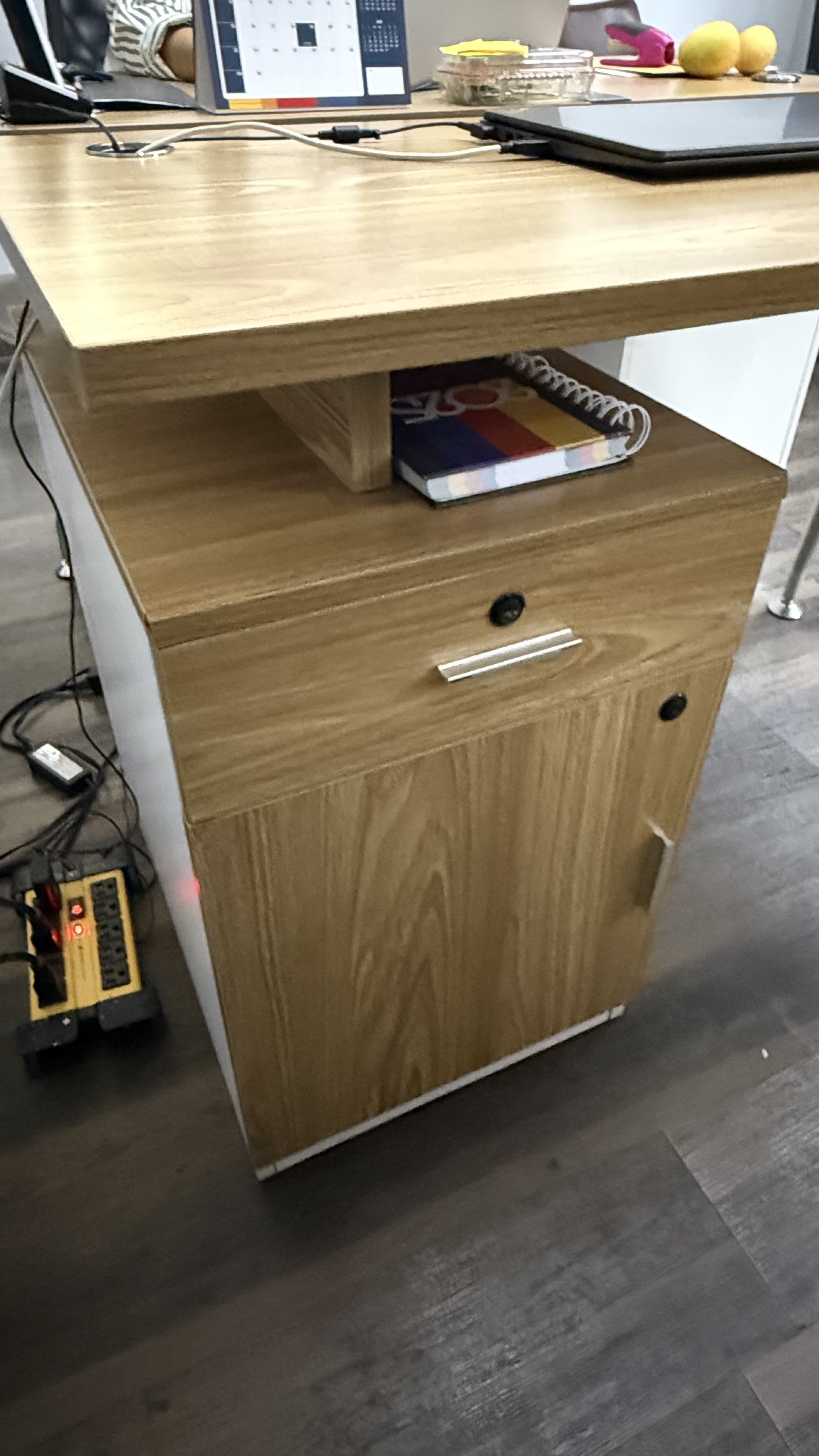 equipos profesionales - Escritorios de oficina con gavetas y silla incluidos 4