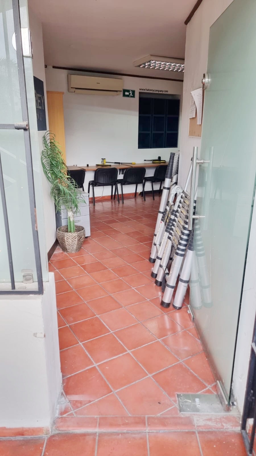 oficinas y locales comerciales - Local en la evaristo morales  1