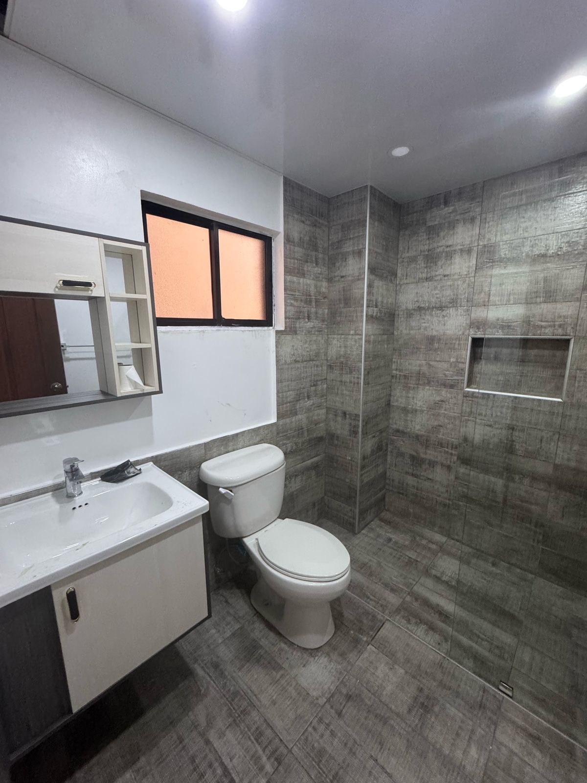 apartamentos - Evaristo Morales tres hab piso 6 dos parqueos balc 5