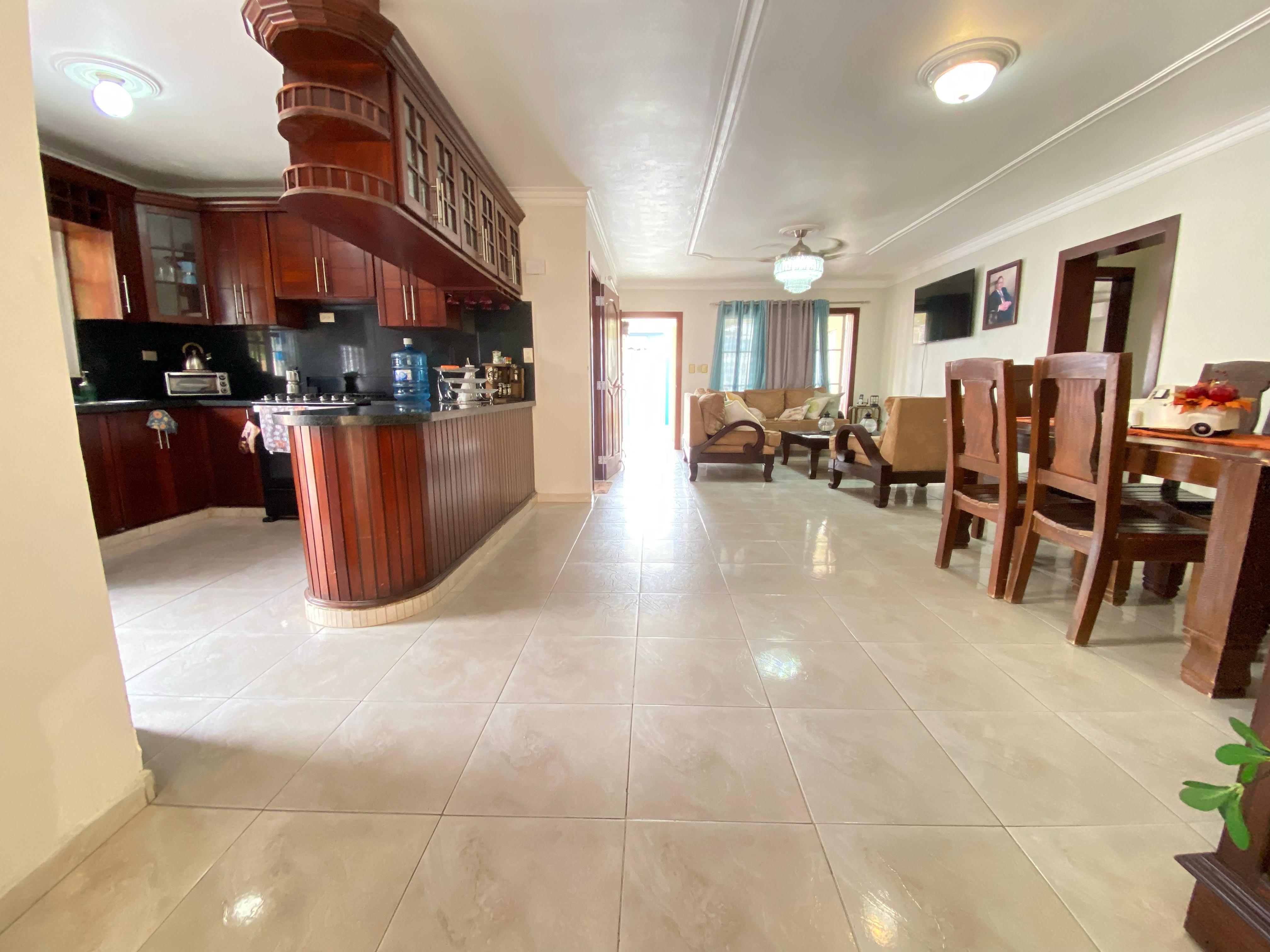 casas - Venta de amplia casa ubicada en SDO (las Caobas)