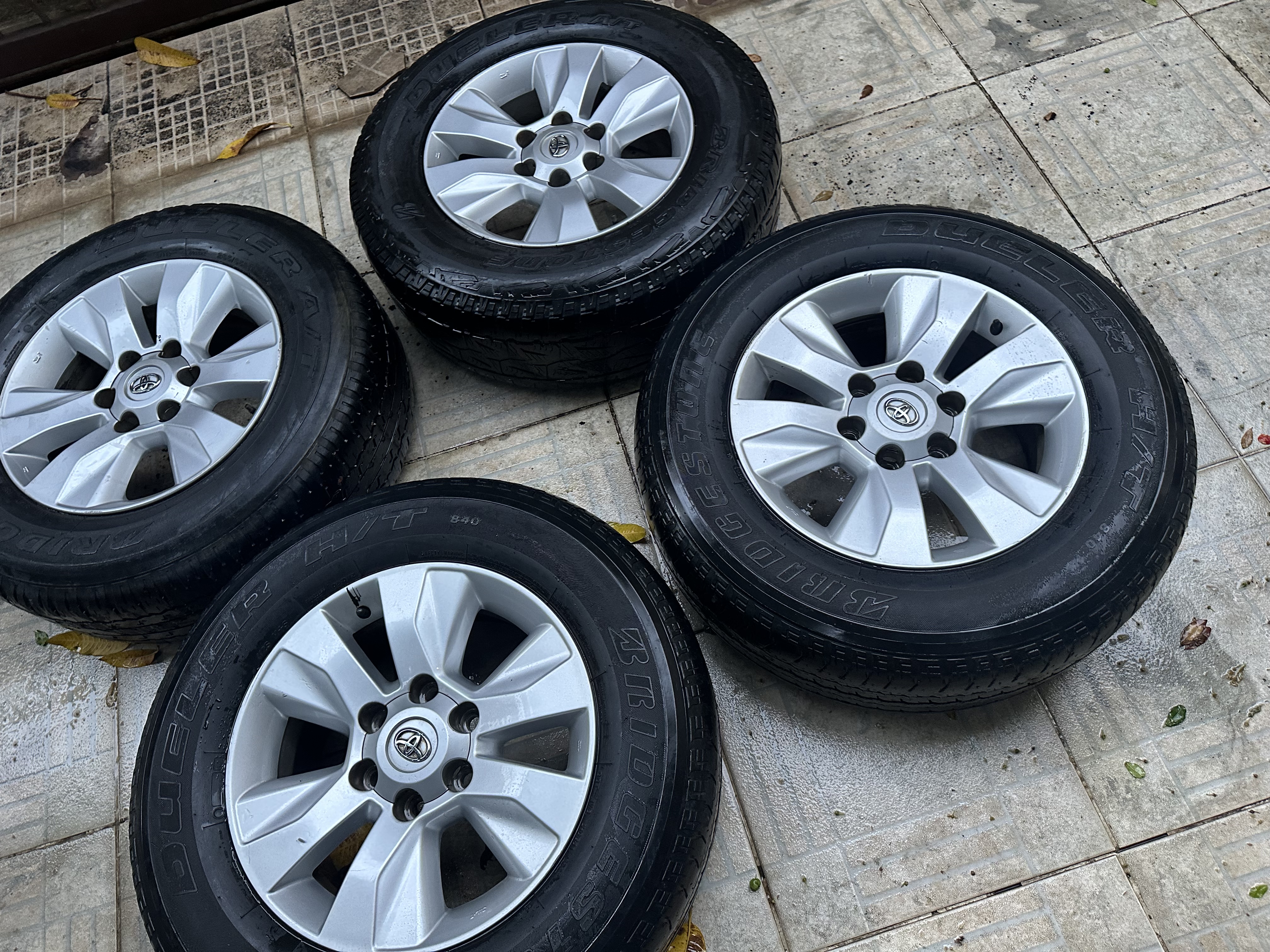 jeepetas y camionetas - Aros y gomas de Toyota Hilux 2020 original R17 3