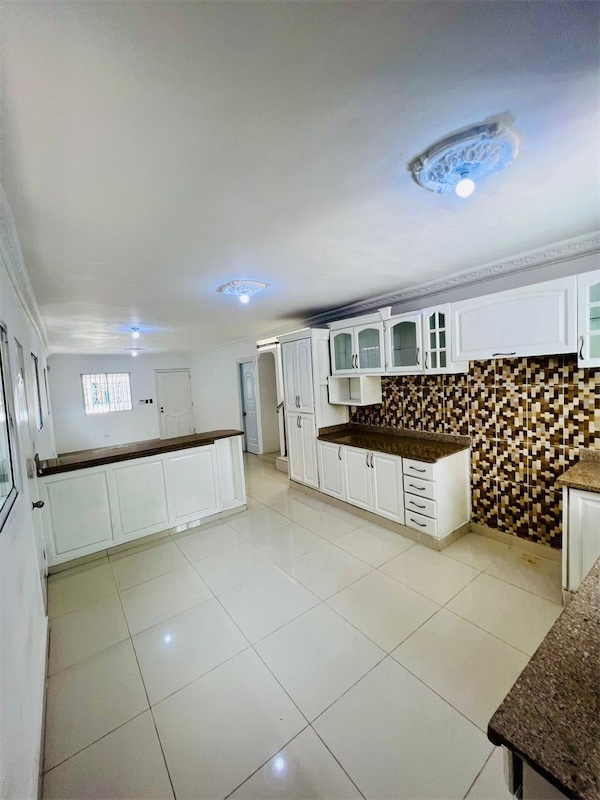 casas - Venta de hermosa casa próximo a la Charles de Gaulle Santo Domingo este  1