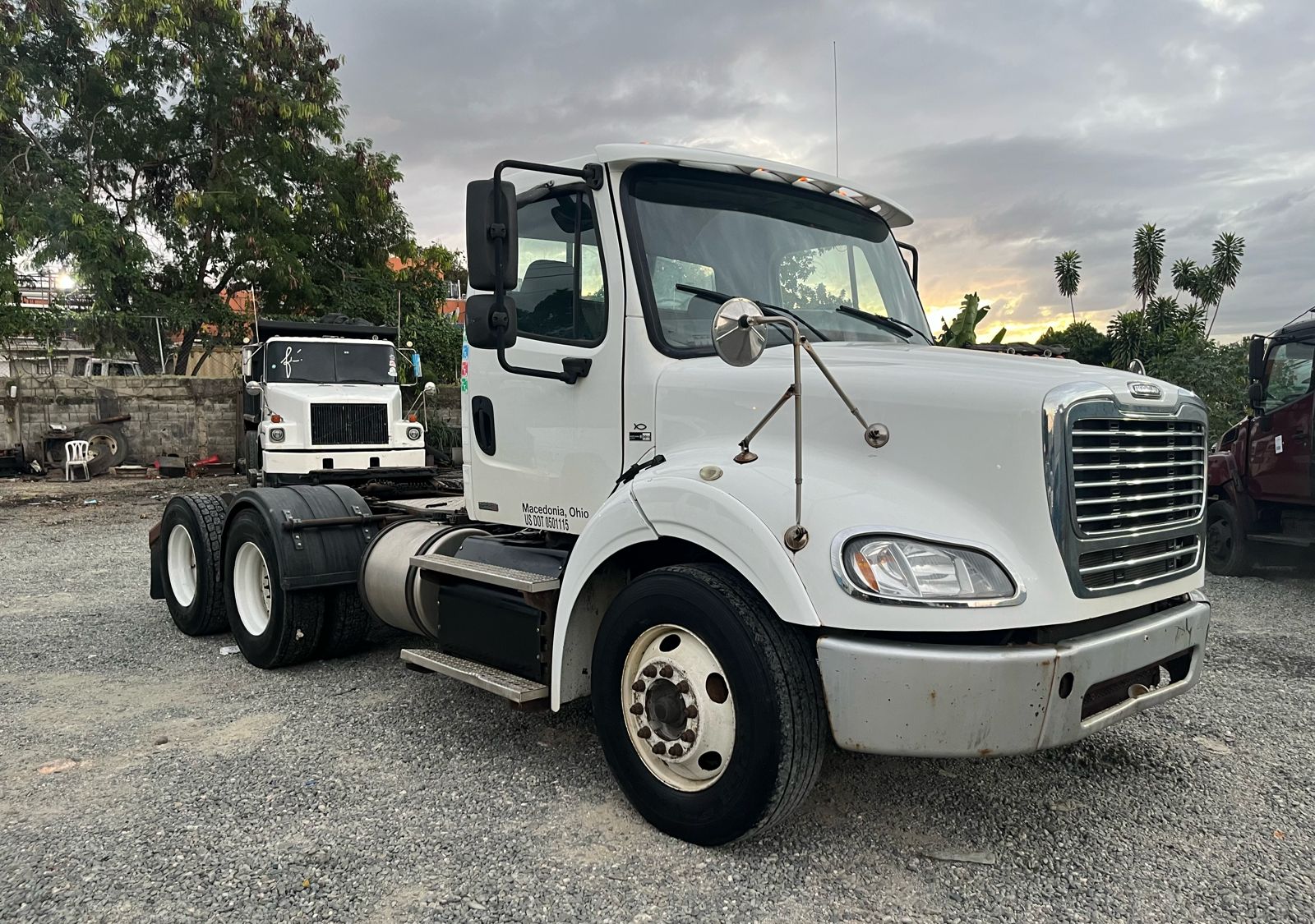 camiones y vehiculos pesados - Camión Cabezote FREIGHTLINER M2 7