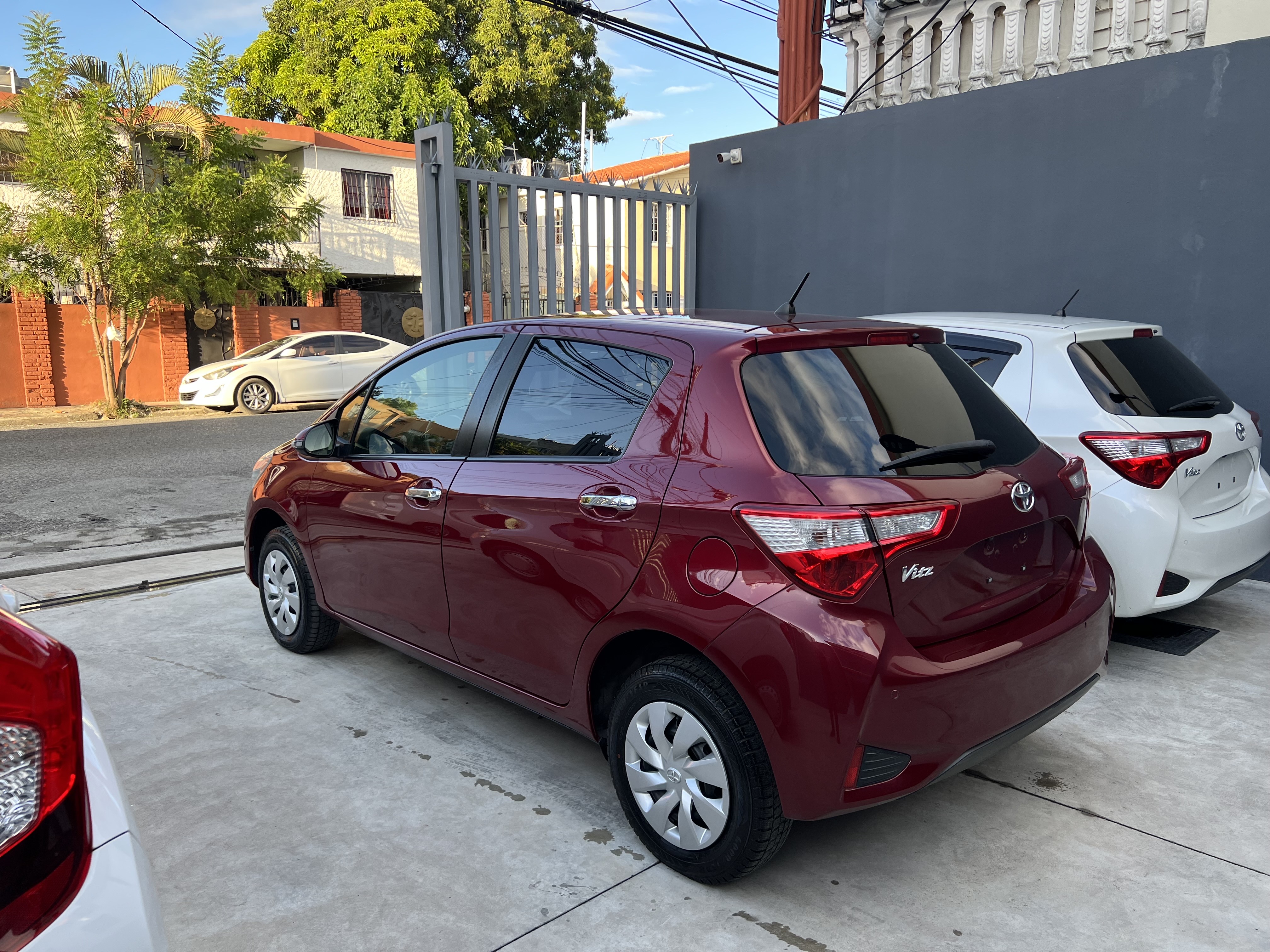 carros - TOYOTA VITZ 2019 CÁMARA DE REVERSA LLAVE INTELIGENTE RECIÉN IMPORTADO FULL 1