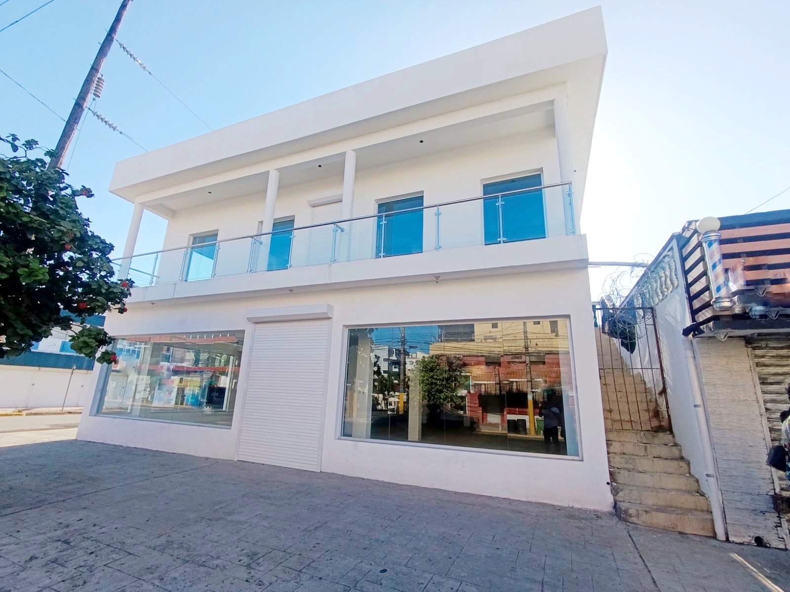 oficinas y locales comerciales - excelente local comercial en avenida principal  2