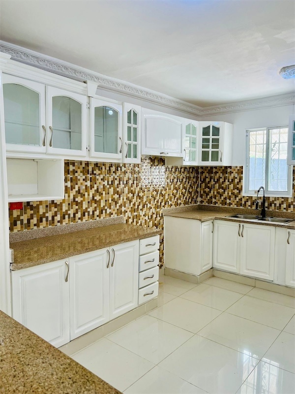 casas - Venta de hermosa casa próximo a la Charles de Gaulle Santo Domingo este  2