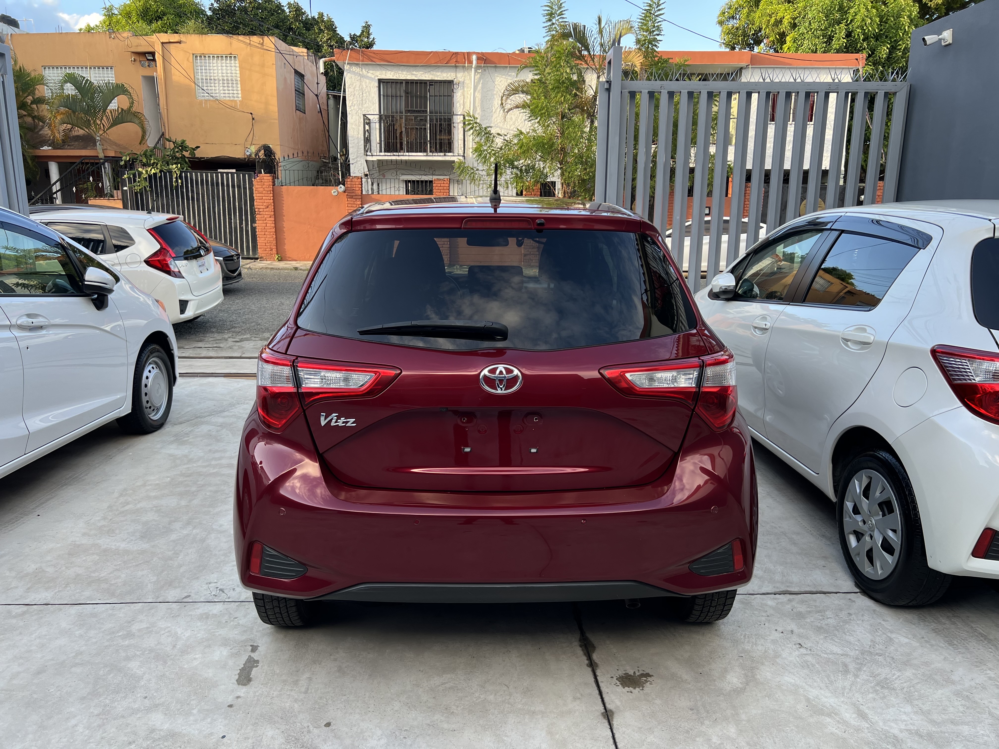 carros - TOYOTA VITZ 2019 CÁMARA DE REVERSA LLAVE INTELIGENTE RECIÉN IMPORTADO FULL 2