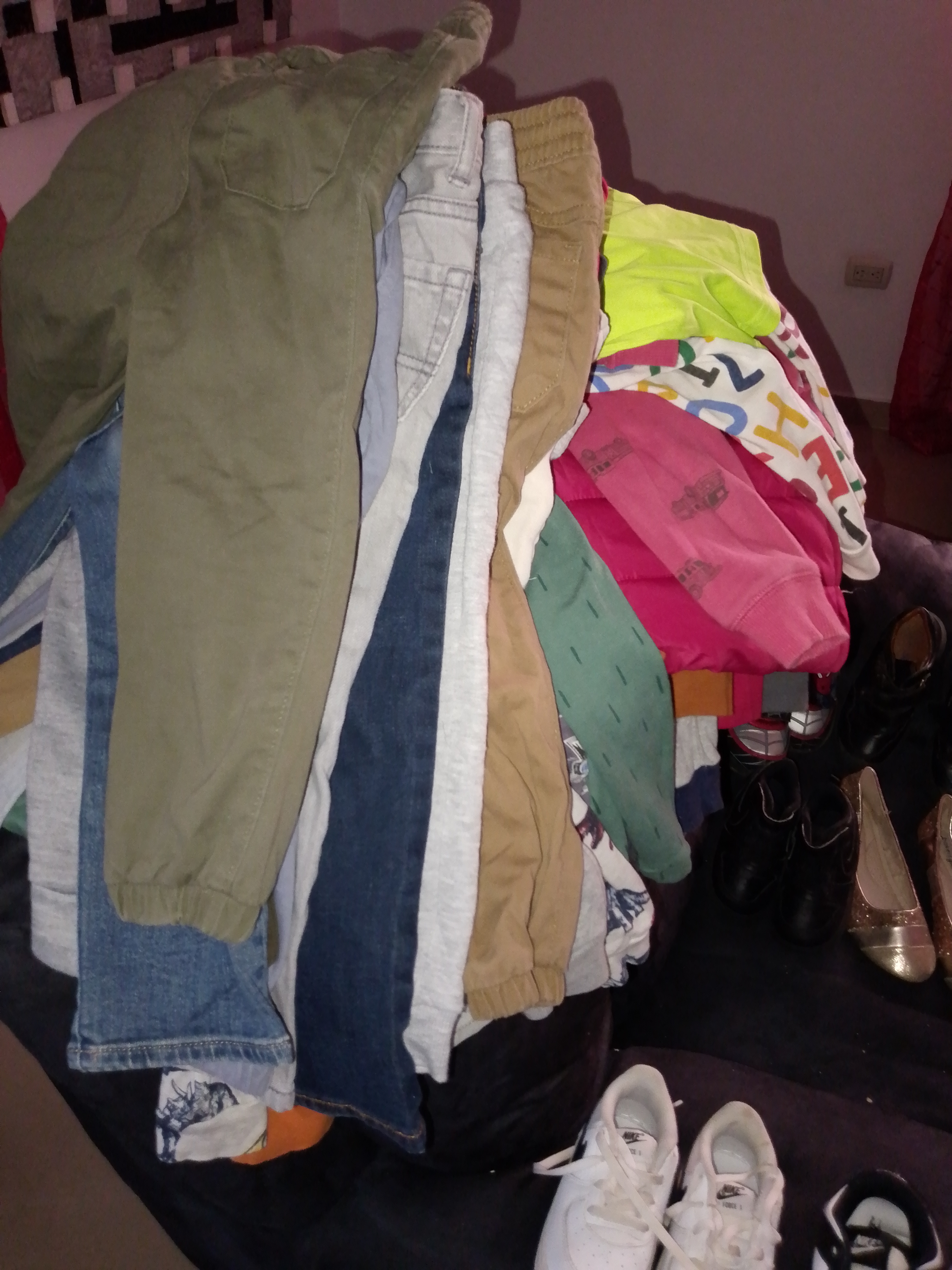 zapatos para mujer - Vendo caja de ropa que contiene cortinas y ropa  1