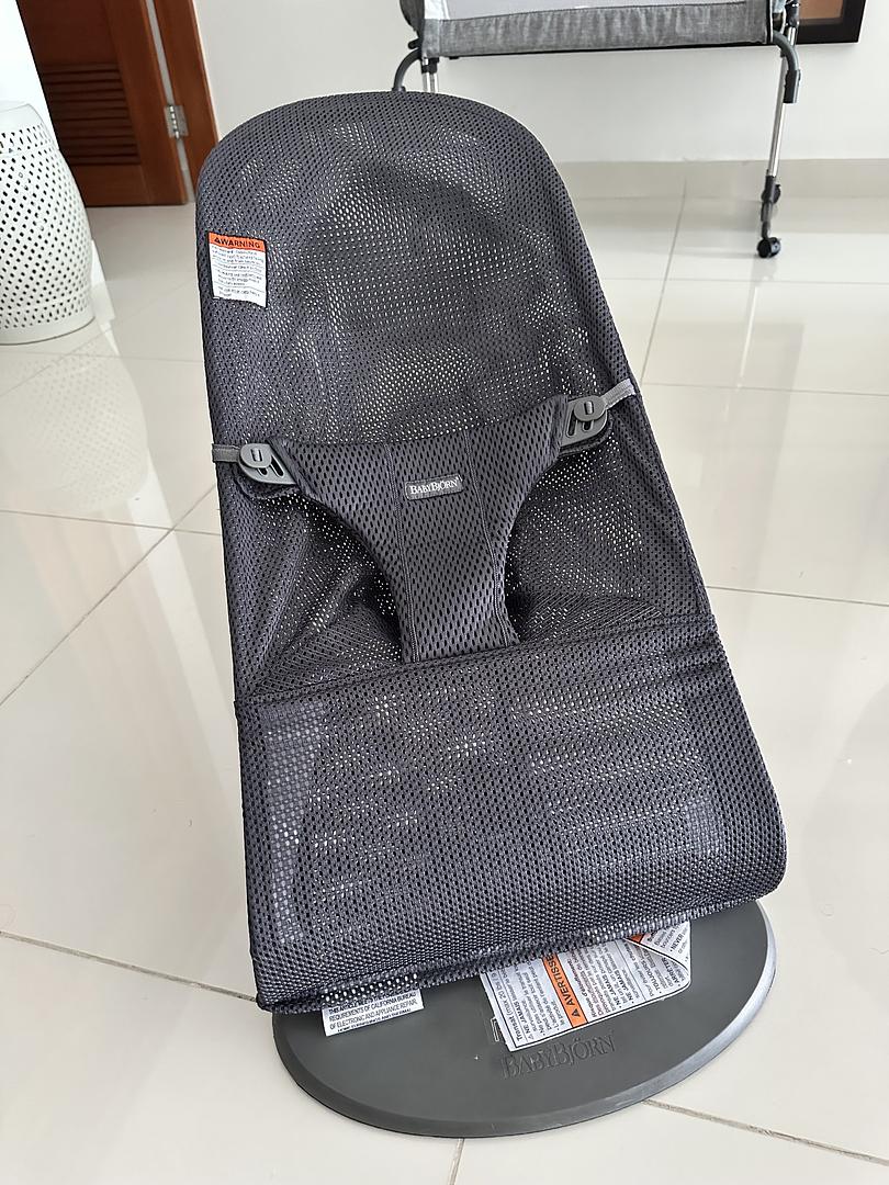 muebles - 
Silla hamaca Baby Bjorn para bebé en color gris, hecha de malla transpirable. 0
