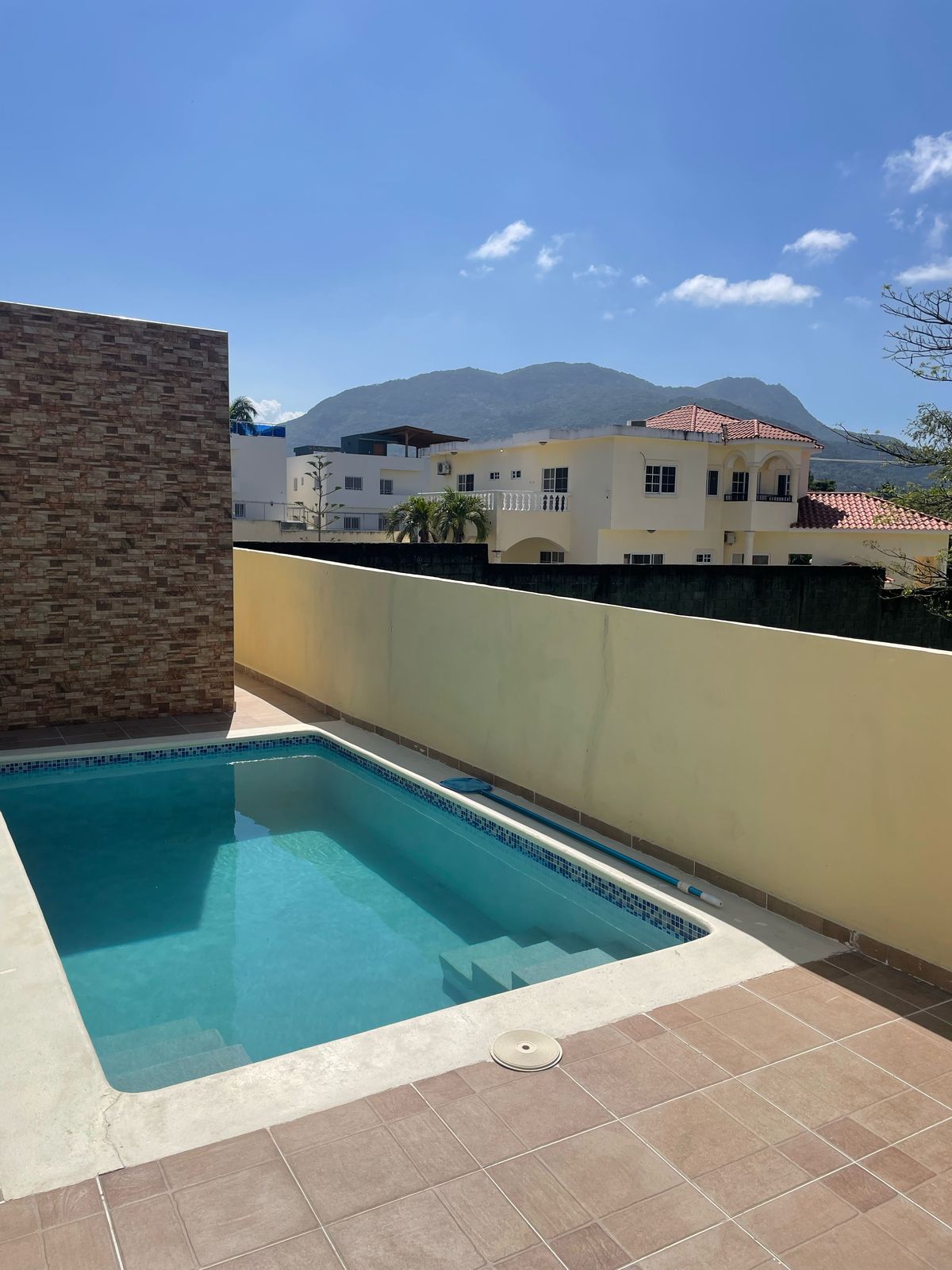 casas - casa moderna totalmente nueva con piscina en lugar tranquilo  0