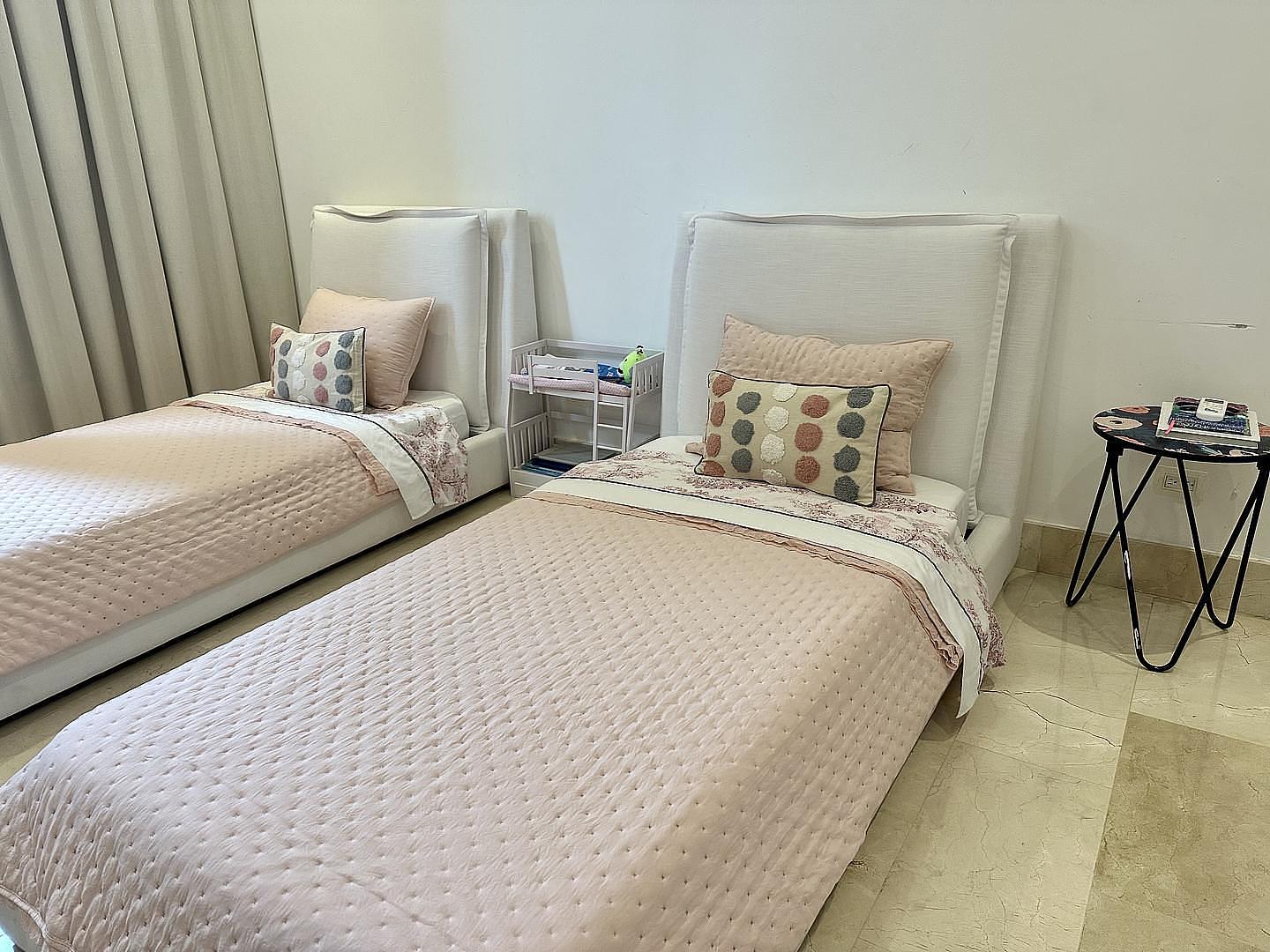 muebles y colchones - 2 cama Twin blancas  (bases y colchones)  1