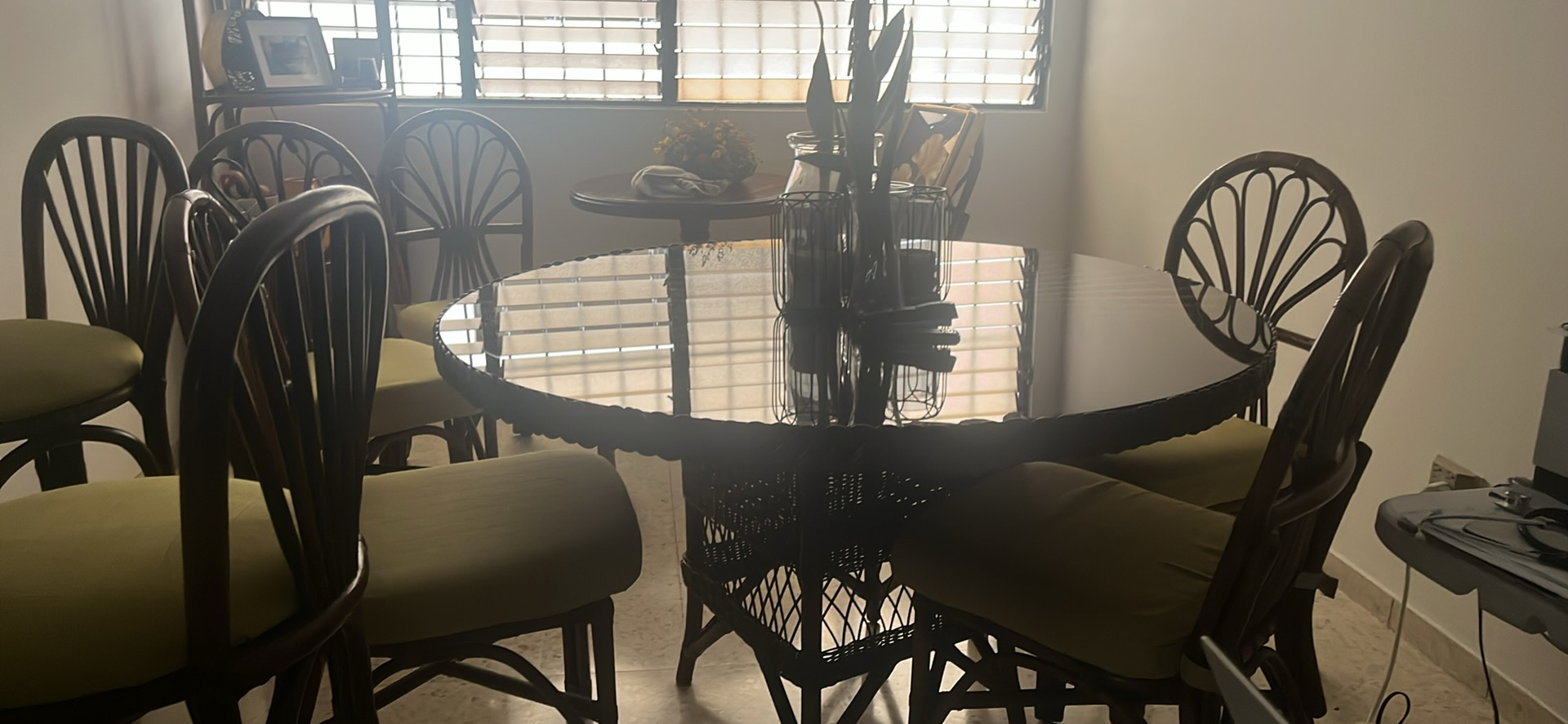 muebles y colchones - JUEGO DE COMEDOR CON ESQUINERO Y DOS BUTACAS DESAYUNADOR EN RATTAM