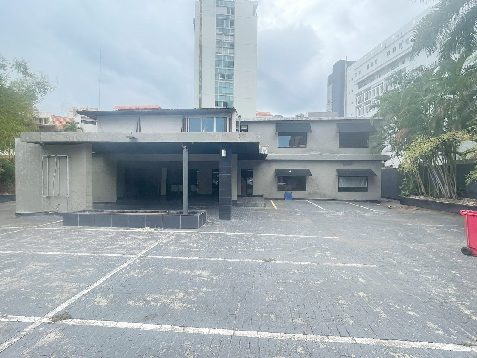 oficinas y locales comerciales - Local céntrico en la Esperilla 4