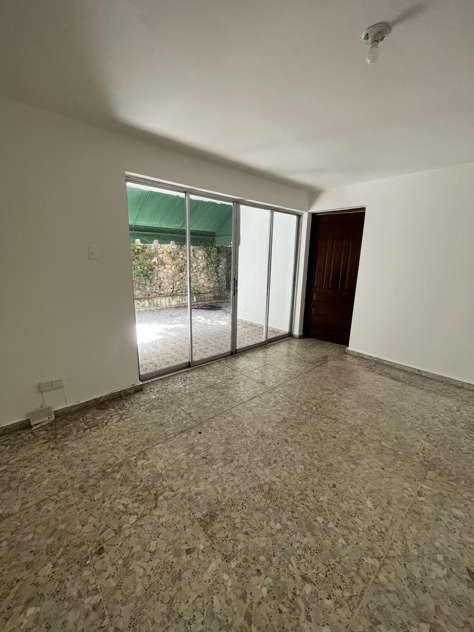 casas - EN VENTA AMPLIA CASA  EN LA CASTELLANA  Solar 499. 1